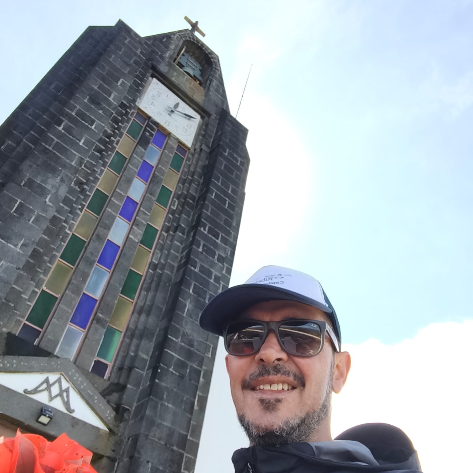 🇵🇹
Esta é a parte que não cabe num cronómetro.
Na sexta começamos.Início antes da partida, o instante em que tudo está pronto e a corrida ainda não começou.Os casa a casa. Trackers testados um a um. Abastecimentos contados para 700 corredores que ainda chegam. Salões a abrir, freguesias a receber, ilha a respirar fundo.
Depois há o silêncio antes da partida o instante em que tudo está pronto e a corrida ainda não começou.
A Ilha Azul está pronta.
Sexta começamos.
🔗 azorestrailrun.com
🇬🇧
This is the part that doesn't fit on a stopwatch.
Then there's the silence before the start — that one moment when everything is ready, and the race hasn't begun.e. Trackers tested one by one. Food counted for 700 people still on their way. Halls opening, parishes welcoming, an island taking a deep breath.
Then there's the silence before the start — that one moment when everything is ready and the race hasn't begun.
The Blue Island is ready.
We begin on Friday.
🔗 azorestrailrun.com
Trilhos que andámos três vezes para ter a certeza. Bandeiras repostas depois do vento. Jerricões enchidos casa a casa. Trackers testados um a um. Abastecimentos contados para 700 pessoas que ainda chegam. Salões a abrir, freguesias a receber, ilha a respirar fundo.th.