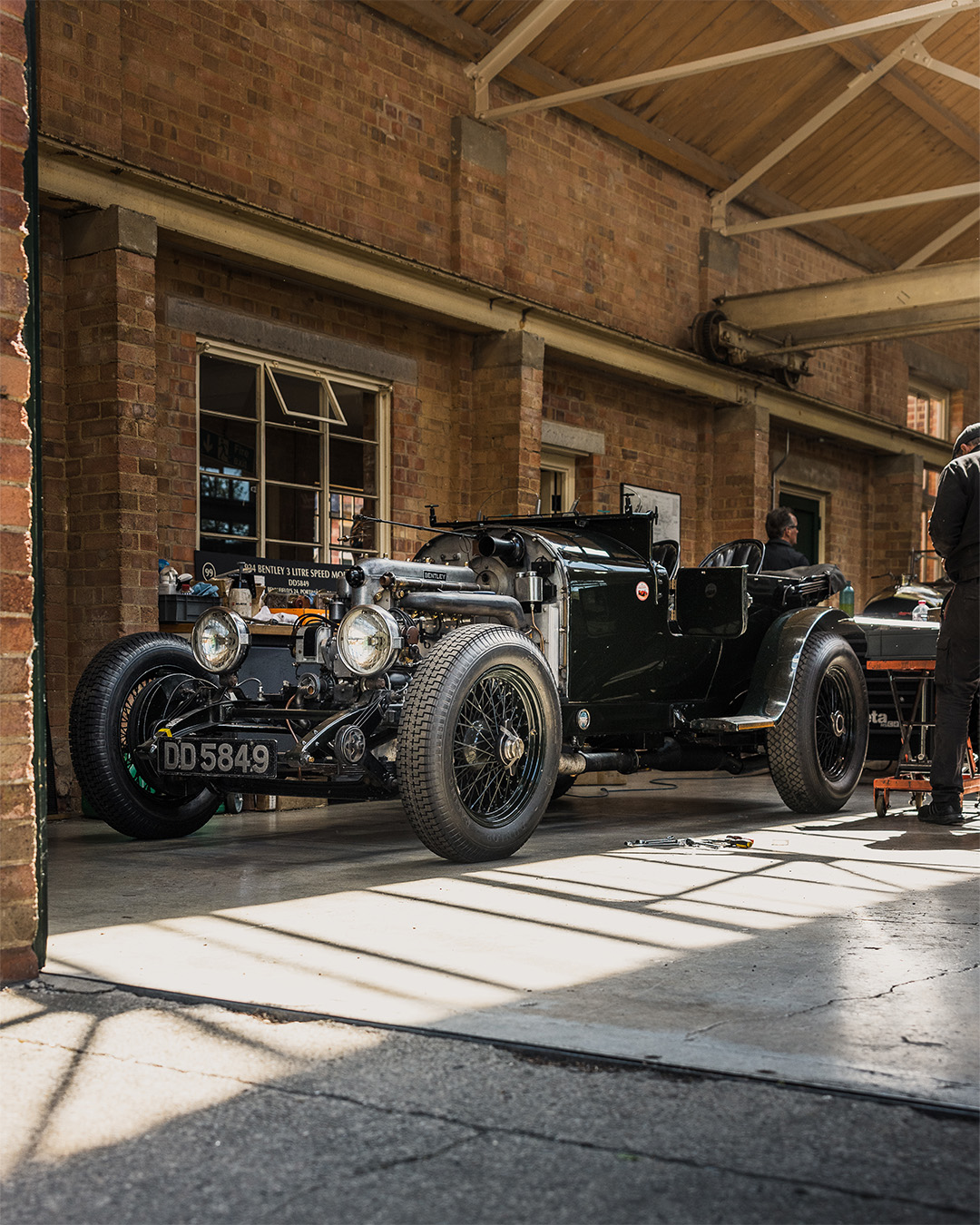 Kingsbury Racing’s Bicester HQ is in full race-preparation mode for this weekend’s Donington Historic Festival.
Our pre-war racing expertise has been put to good use preparing a client’s 1924 Bentley 3/4.5-litre special with a newly-designed clutch; brand new front brake drums – which have been dynamically balanced; rear brake linings; the fitting of an improved competition cam and curing fuelling issues. All work was completed within a tight two-week turnaround to ensure it is back on the grid.
Our own Bentley will also be competing during the event. Both Saturday and Sunday’s racing will be livestreamed on @motorracinglegends’s YouTube channel.
Get in touch to discuss your historic race support needs and keep posted for details on the more recent cars we’re preparing for the weekend’s action.
#DHF26 #KingsburyRacing #PreWarBentley #RacePrep #MotorRacingLegends