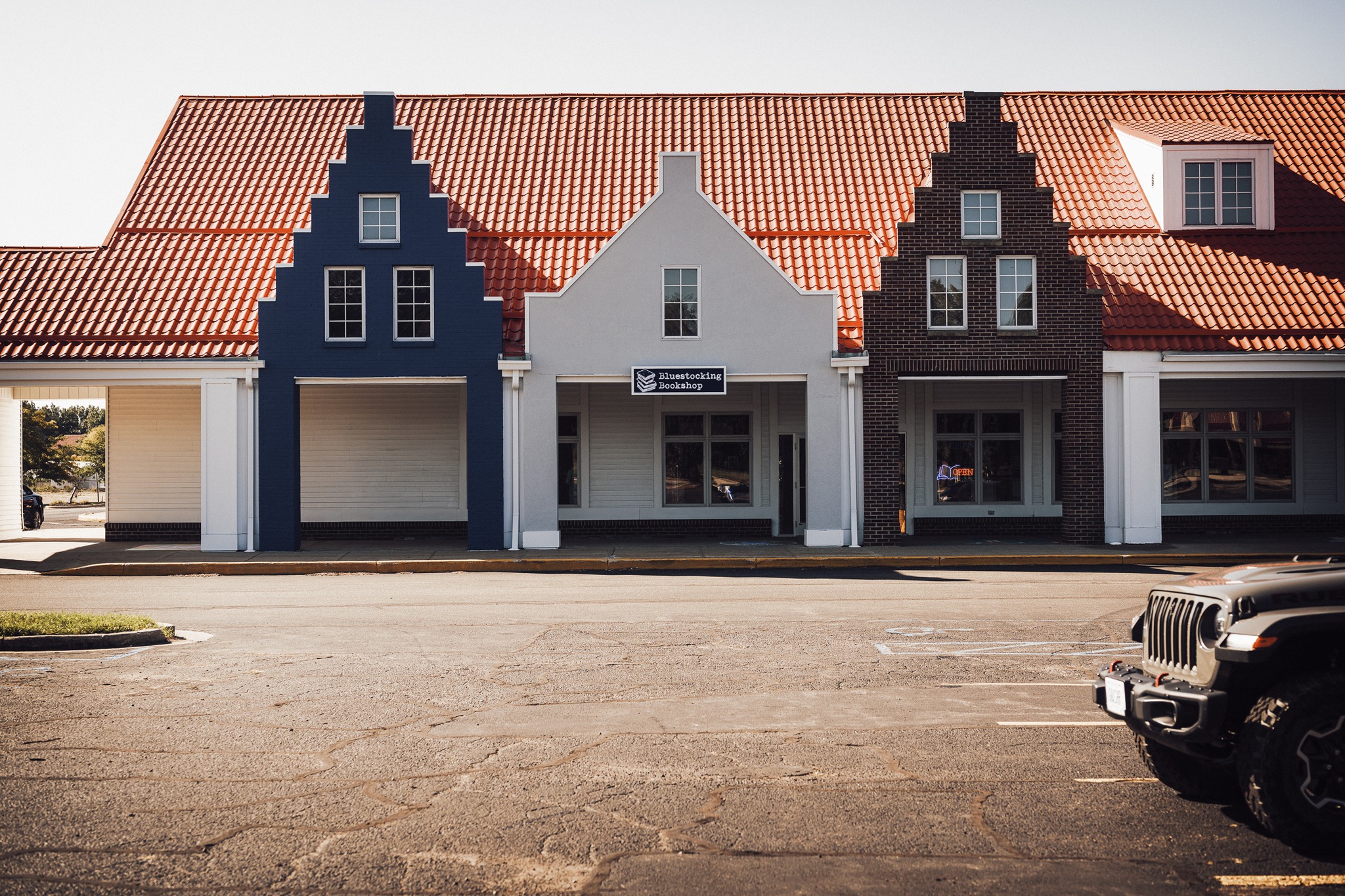 During the #TulipTime Festival people come for the flowers. It's our first year in the iconic Dutch-inspired shopping center next to @nelis.dutch.village and we know that the tulips are the star of the show this week.
We're pretty sure some of you might also be interested to know there are books... #HollandMI #ReadersAreLeaders @discoverhtc