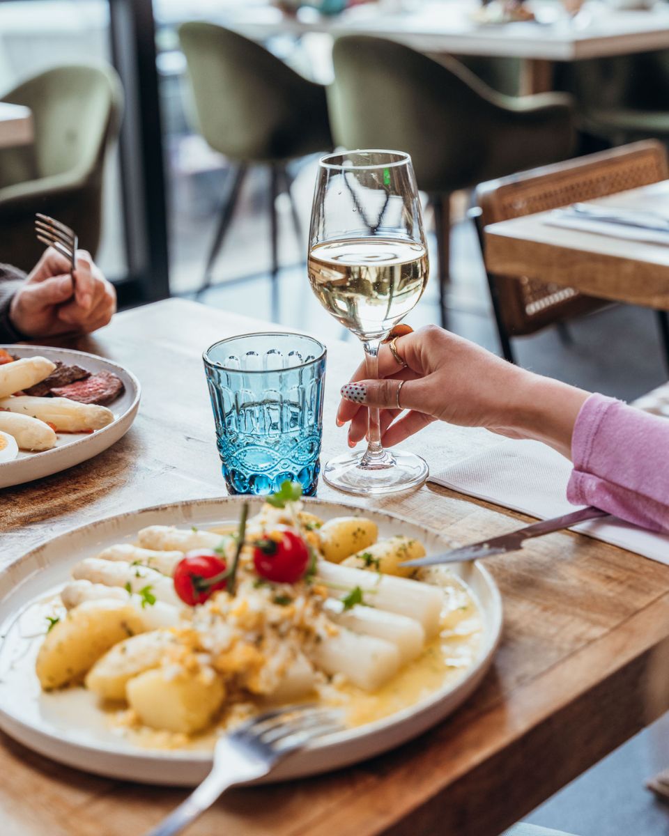 Zet het in je agenda: van 13 tot en met 17 mei zijn we er non-stop voor jullie!
Vijf dagen lang kun je bij ons terecht voor heerlijke lunches, ijsjes en natuurlijk uitgebreide diners. Laat je verrassen door onze suggesties en geniet van de unieke sfeer.
👉 Plan je bezoek en reserveer via onze website!
