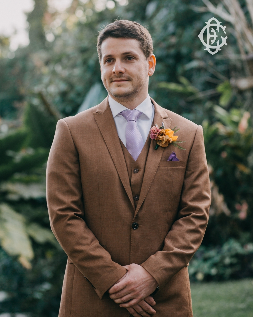 No casamento de Gabi e Fernando, o marrom foi o tom escolhido para o traje do noivo — uma decisão que equilibra tradição e personalidade.
O terno sob medida Eduardo Guinle garantiu um caimento impecável e presença marcante ao longo da celebração.
No editorial pré-wedding, o traje marrom reforça essa leitura: atemporal, atual e cheio de identidade.
Agende sua visita:
📞 +55 (21) 3322-6675
📱 +55 (21) 99988-1855
Créditos:
@machado_naty
@rosimedeiroscerimonial
@rechtman
@morenaandradeatelier
📸 @jourbenifotografia
#EduardoGuinle #ModaMasculina #TernoSobMedida #NoivoEG #CasamentoEG #EstiloMasculino #AlfaiatariaContemporânea #LookDoNoivo #MarromEG #ClássicoModerno #Menswear