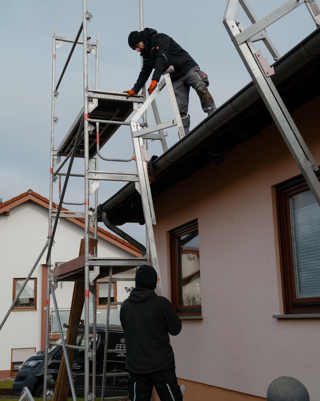 🏗️ Auch das Gerüst bringen wir selbst mit.
So ist alles aus einer Hand organisiert und es muss nicht auf weitere Firmen gewartet werden.
Das sorgt für klare Abläufe und eine zügige Umsetzung.
#energyhome #photovoltaik #baustelle #team #wadern