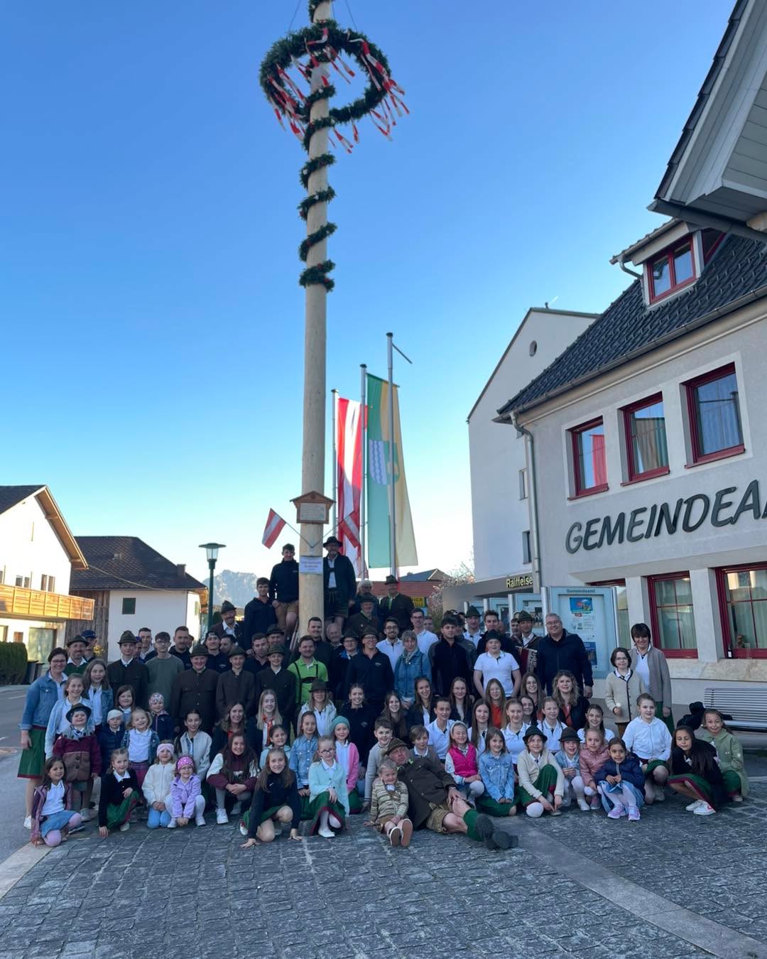 Ein Hoch dem 1. Mai! 🌳🎉
Zahlreiche Maibäume zieren wieder unser Land – auch in Kirchham wurden mit gleich zwei Festen zwei Maibäume aufgestellt.
In der Hagenmühle sorgte die Feuerwehr Feichtenberg für das traditionelle Aufstellen, am Ortsplatz in Kirchham stellten der Trachtenverein d’Hochkogler gemeinsam mit der Landjugend den Maibaum auf.
Schön, dass solche Traditionen gelebt und weitergetragen werden – sie stärken Gemeinschaft, Zusammenhalt und unser Brauchtum. 👏