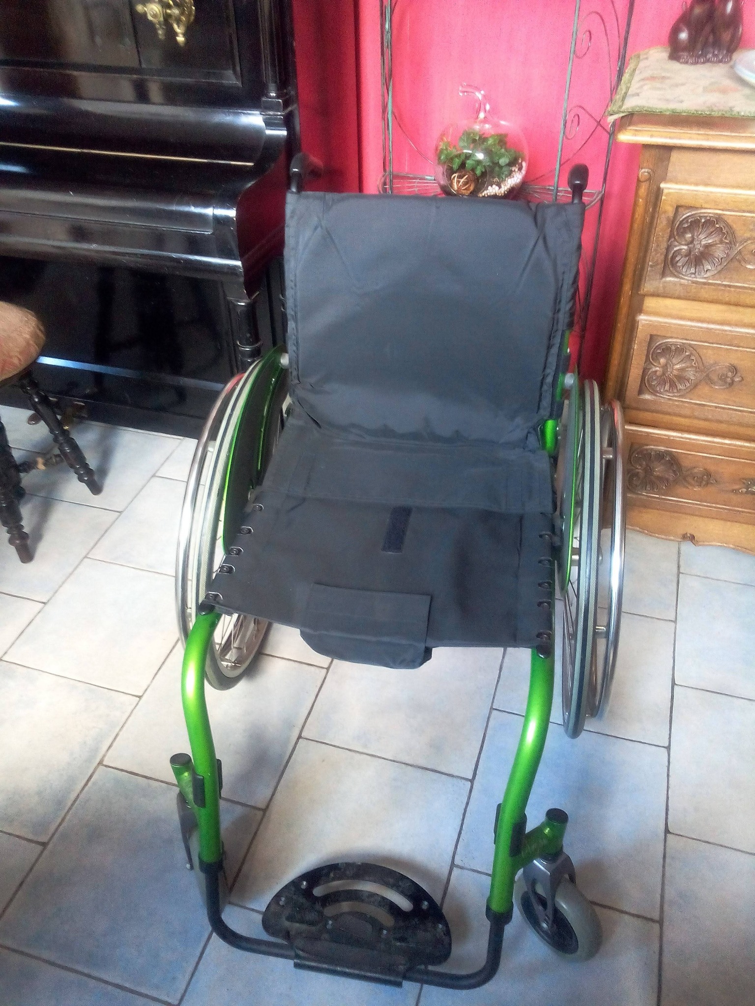 Mon fidèle fauteuil "Edouard" que j'ai utilisé de nombreux mois ... Je ne l'utilise plus mais il me rappelle d'où je viens et le chemin parcouru. Il était mes jambes et m'accompagnait partout, au travail, en balade, en vacances, ...
Fais confiance à ton chemin, même si personne ne le voit comme toi.