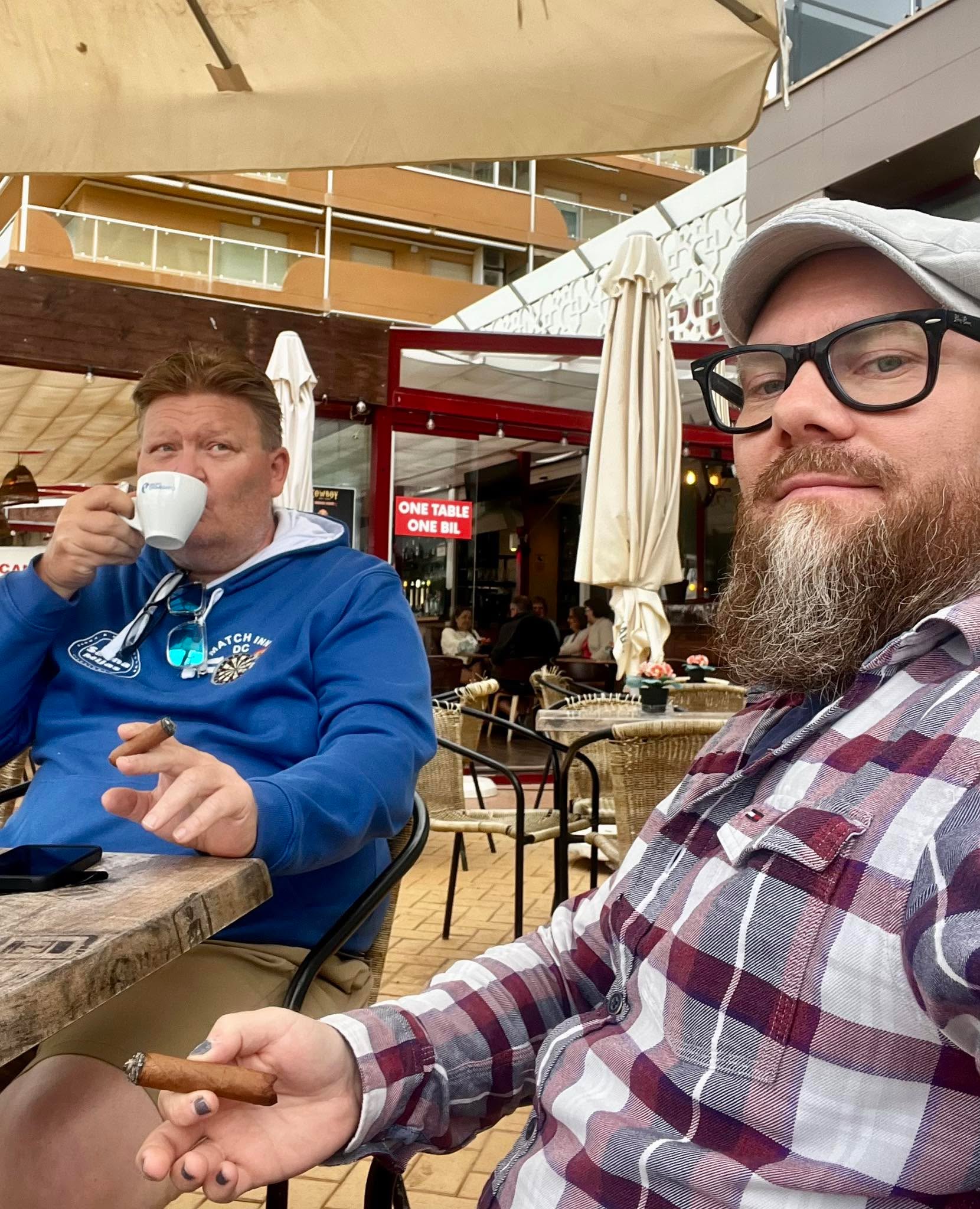 Olipas mukavaa käydä Janne Saarinen kanssa vähän rentoutumassa ja parantamassa maailmaa. Ollaan meinaan painettu duunia aivan vi****i viimeaikoina. Ollaan tehty TV sarjaa, mainoksia ja elokuvaa. Nyt sitten mietittiin jos perustettaisiin levy-yhtiö. 😂🎼 kova kesä ja syksy on tulossa duunien puolella. Tavoitteena on vielä julkaista 4 sinkkua tänä vuonna ja on muuten todella kovaa settiä tulossa sillä, niin kovia laulajia ja tekijöitä kenen kanssa tehdään yhteistyötä. Eiköhän vaan nautita elämästä ja tehdään just sitä mikä tuntuu hyvältä 😃🎼
