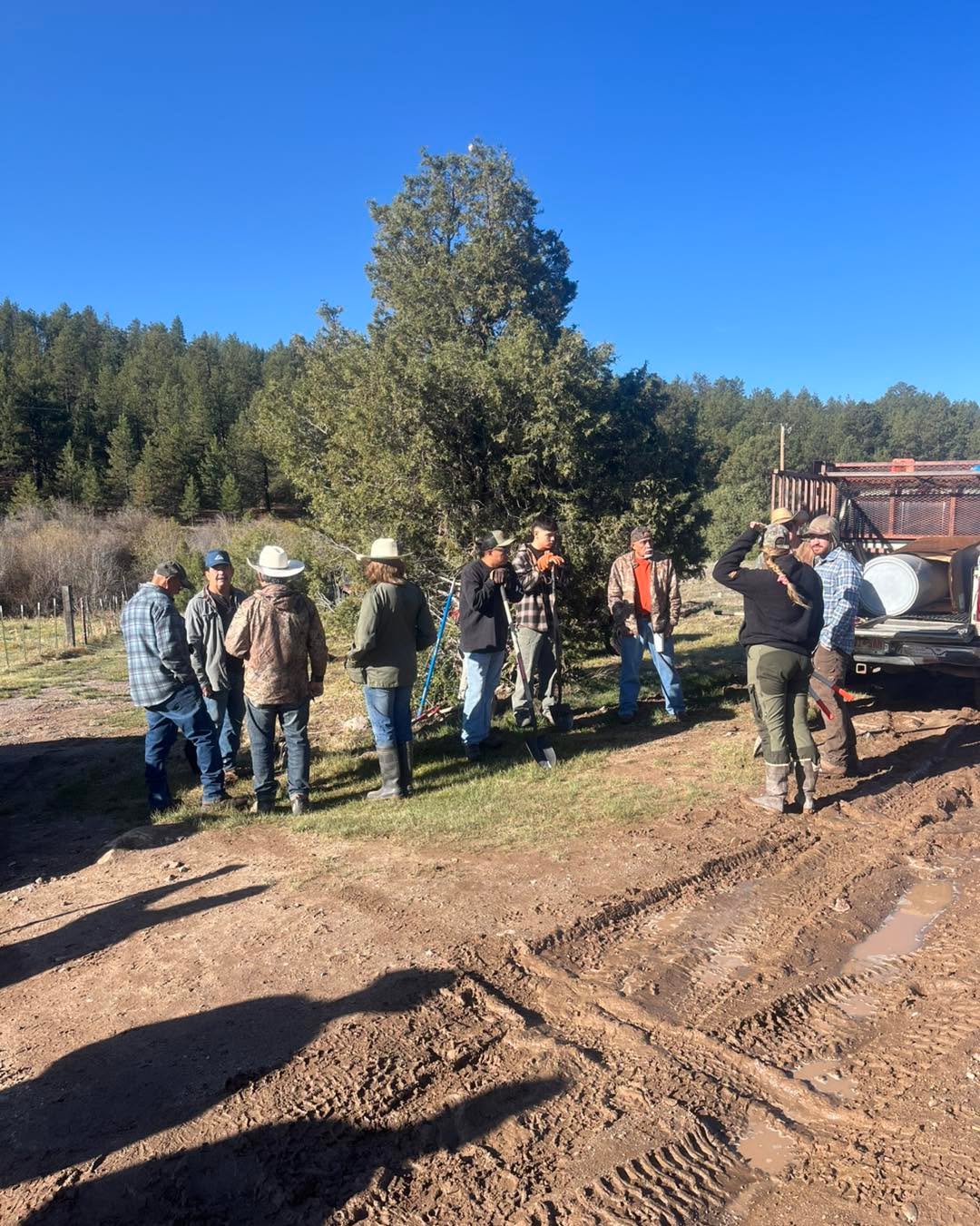 A Perfect Day for the Limpia at Truchas (2,500 m)
Limpia = Teamwork for the Annual Maintenance of the Acequia
This Acequia stretches for several miles.
Perfect Day for the Limpia at Truchas (2500 m)
Limpia = travail en équipe pour l’entretient annuel de l’Acequia
Cet Acequia est long de plusieurs miles