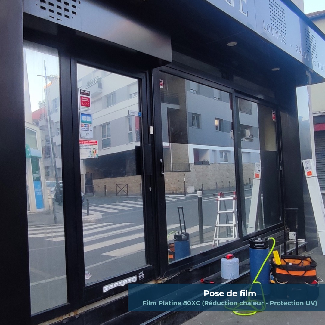 Confort thermique optimisé dans le Val-de-Marne ☀️
Pose de film Platine 80 XC sur les vitrines d’un salon de thé / bar.
✔️ Moins de chaleur
✔️ Plus de confort
✔️ Protection UV
Une solution idéale pour profiter pleinement de la lumière sans les inconvénients du soleil.
#verreidf #filmsolaire #vitrage #confort #uv #chaleur #restaurant #bardethe #valdemarne #chantier #protection #design