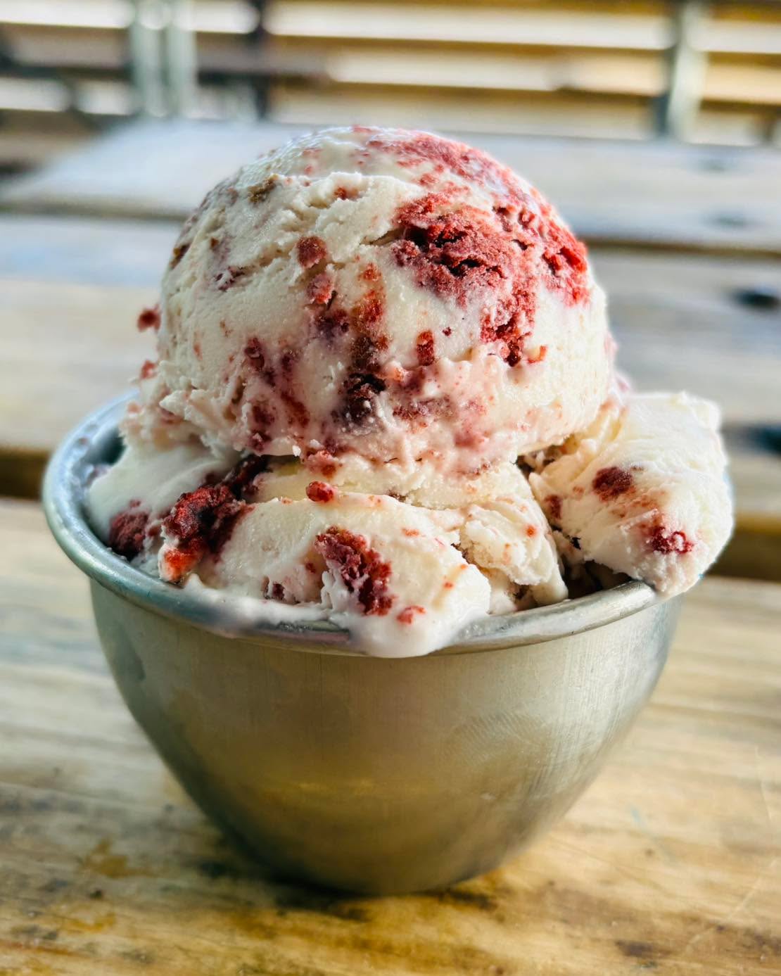 🍨NEW Red Velvet Cake Ice Cream! Cream cheese ice cream with crumbled red velvet cake with cream cheese frosting!
😋Enjoy at all Sidewall Pizza locations while supplies last.
#redvelvet #icecream #gvltoday #greenville360 #redvelvetcake
