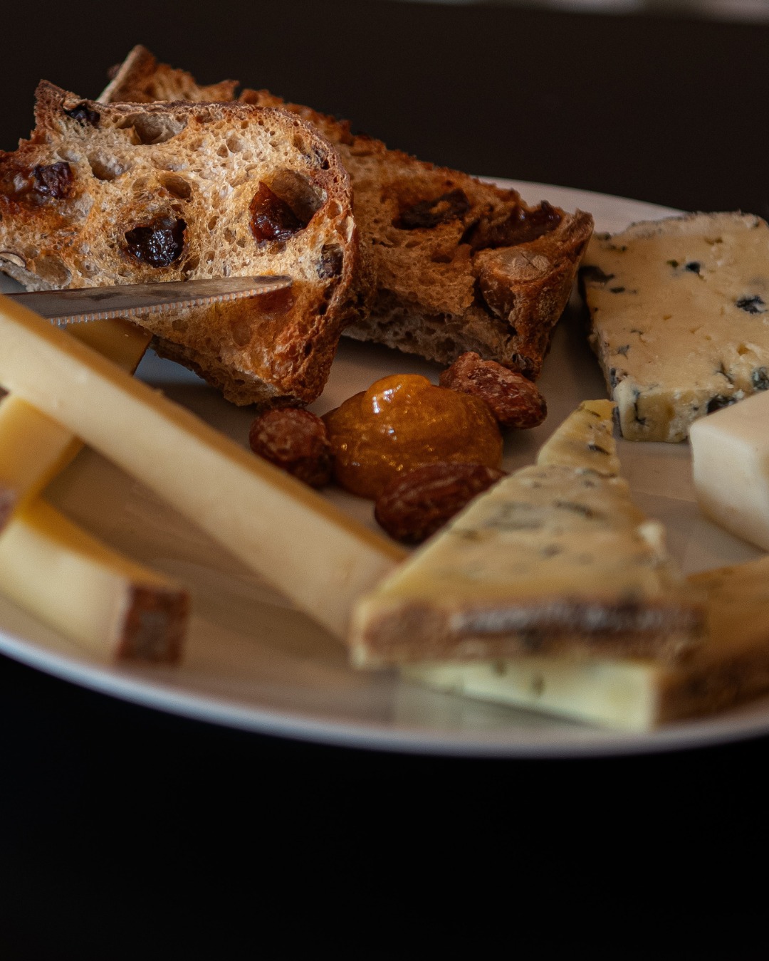 ✨ Les fromages de Sten Marc 💙 @fromagerieduboutdumonde
Un plateau qui raconte une histoire… celle du goût, du soin apporté aux produits, et des belles rencontres.
Chez Entre Nous, nous avons le plaisir de proposer les fromages affinés par Fromagerie du Bout du Monde à Guipavas, un travail de passion, sublimé par un affinage tout en justesse signé Sten Marc.
Accompagnés de pain aux fruits, c’est un moment simple, généreux, et plein de caractère ✨
Un vrai plaisir à partager… ou pas 💙
-
Entre Nous
35 rue de la marine
29730 Le Guilvinec
+33 (0)2 98 92 73 56
Ouvert du jeudi au mardi 🌈
#entrenous #guilvinec #entrenousguilvinec #restaurantguilvilnec #fromage #guipavas #paysbigoudensud #bigoudenjoy➡️en
Crédit photo : @lepontdesimages_studiophoto @lepontdesimages_studiophoto