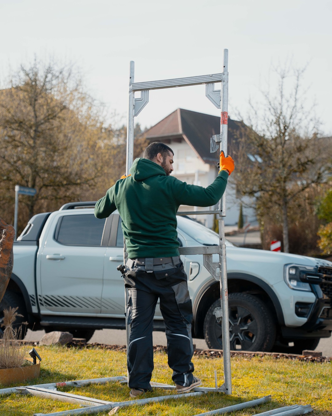 🏗️ Auch das Gerüst bringen wir selbst mit.
So ist alles aus einer Hand organisiert und es muss nicht auf weitere Firmen gewartet werden.
Das sorgt für klare Abläufe und eine zügige Umsetzung.
#energyhome #photovoltaik #baustelle #team #wadern