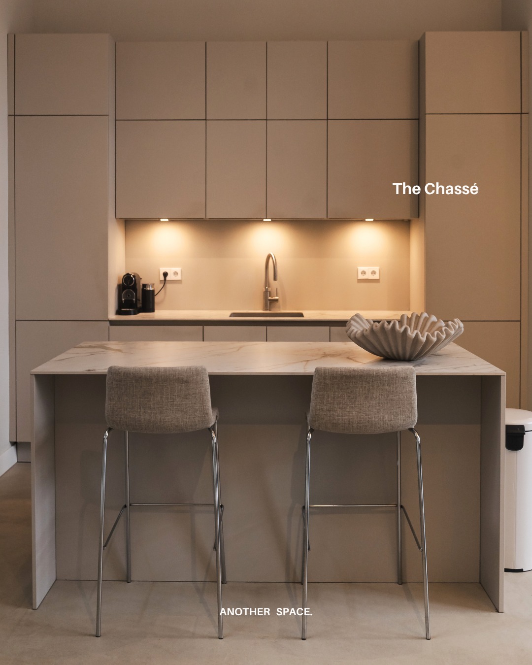 Introducing The Chassé — our newest location in Amsterdam.
📍 The Chassé
A newly renovated waterside space on Baarsjesweg. This intimate 40–50m² location offers a fresh, clean design with opening front doors that create a warm and welcoming entrance for guests, productions, and creative concepts.
We envision PR events, pop-ups, meetings, product launches, small showrooms, and intimate dinners in this aesthetic space.
Compact, versatile, and perfectly positioned by the water in Amsterdam West.
Now available on our website.
www.another-space.nl
#locationagency #anotherspace #locatieverhuur #photoshoots #locatiebureau #amsterdamlocations #eventspace #showroomlocation