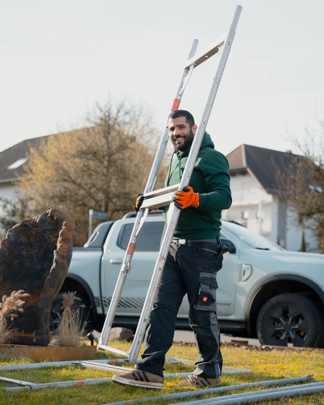 🏗️ Auch das Gerüst bringen wir selbst mit.
So ist alles aus einer Hand organisiert und es muss nicht auf weitere Firmen gewartet werden.
Das sorgt für klare Abläufe und eine zügige Umsetzung.
#energyhome #photovoltaik #baustelle #team #wadern