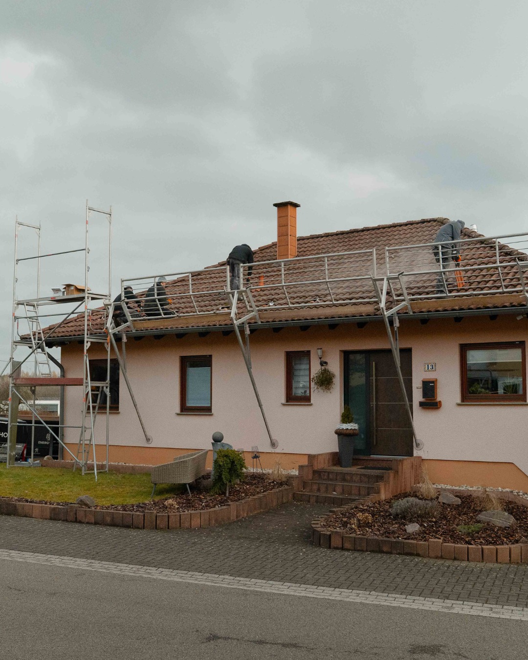 🏗️ Auch das Gerüst bringen wir selbst mit.
So ist alles aus einer Hand organisiert und es muss nicht auf weitere Firmen gewartet werden.
Das sorgt für klare Abläufe und eine zügige Umsetzung.
#energyhome #photovoltaik #baustelle #team #wadern