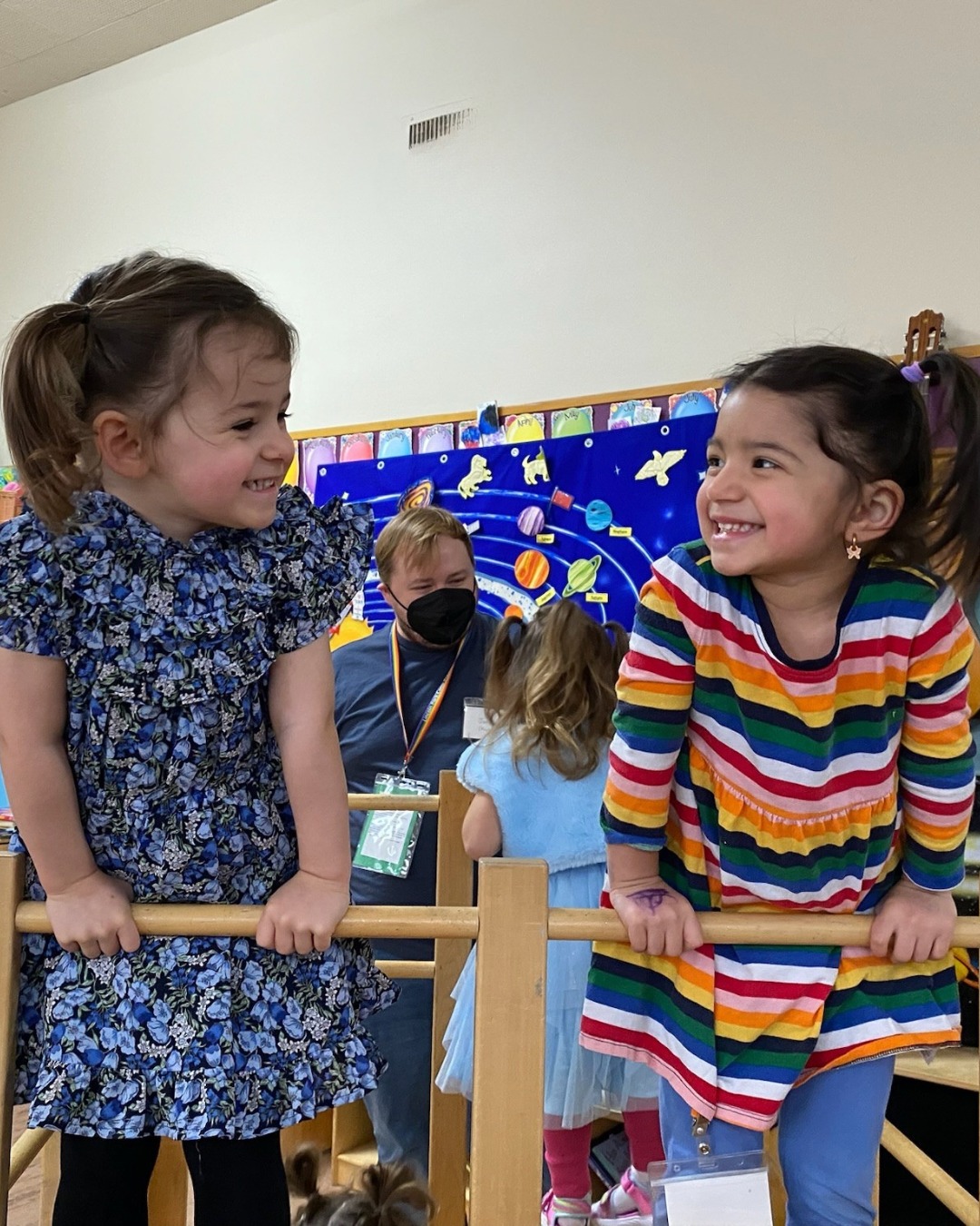 Giggles, sunshine, and besties ☀️
.
.
.
.
.
#cooperativepreschool #socialemotionallearning #prek #handsonlearning #preschoolactivities #playbasedlearning #parentsasteachers #parenteducation #southseattlecollege #lincolnparkcoop #westseattle #whitecenter #ssccoop