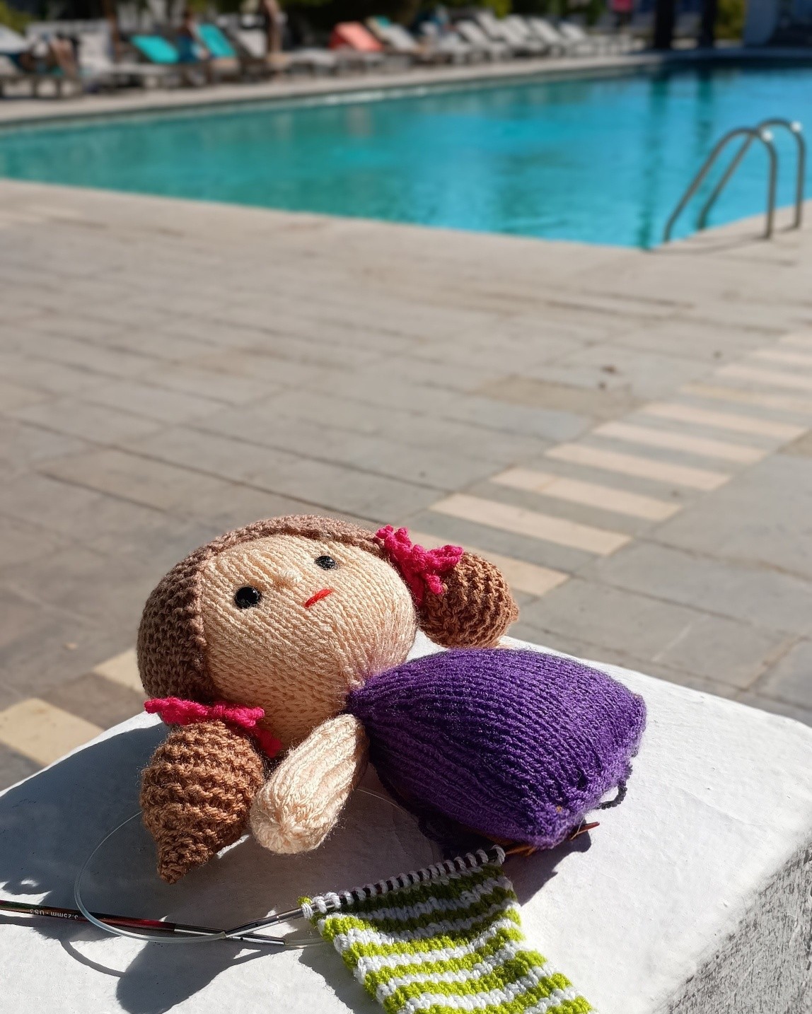 I'm making progress, unfortunately I left the pink yarn for the shoe back in the hotel room... I'll console myself with another lemonade by the pool!!
And finish knitting her legs this evening😀