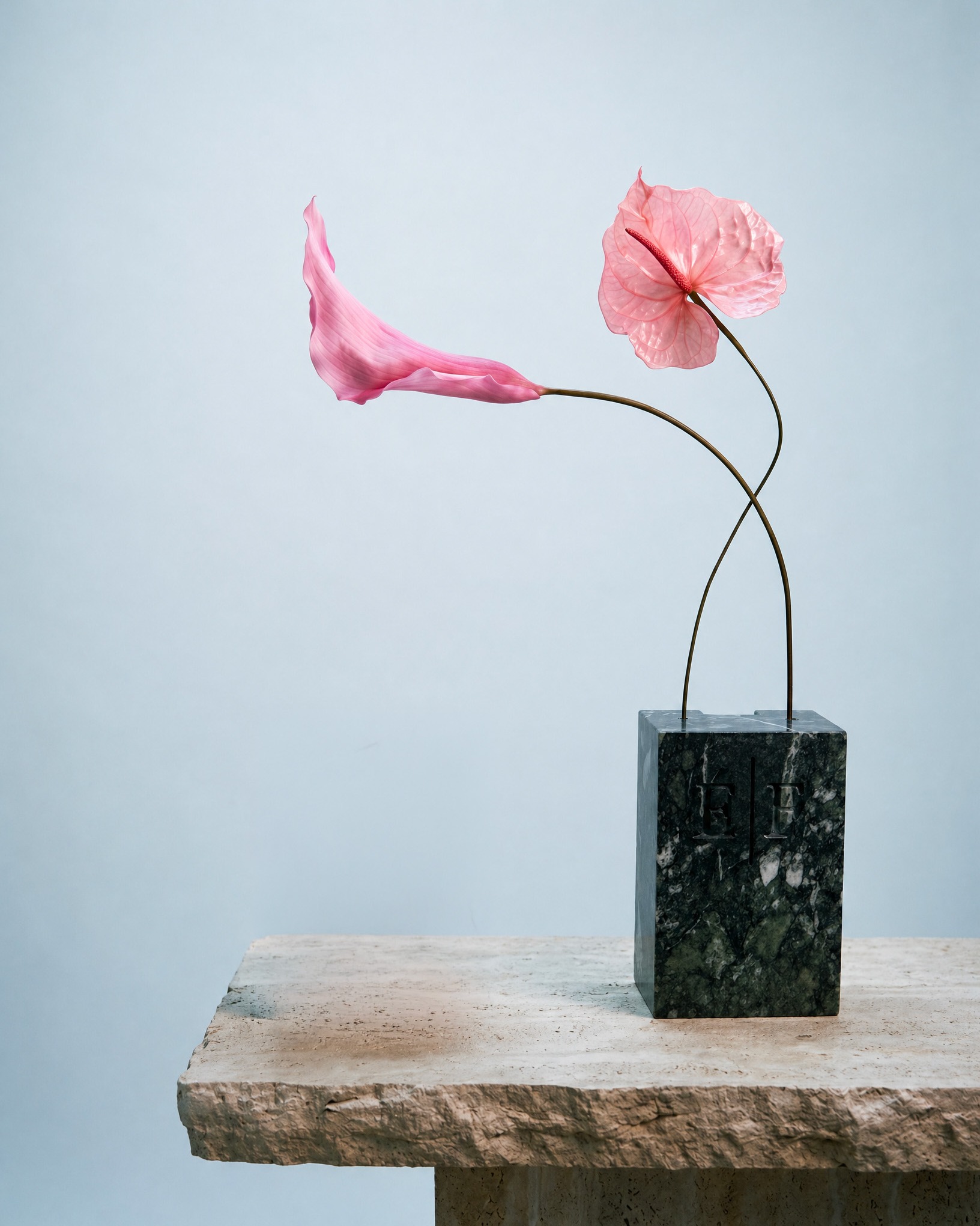 The form bends, stretches, suspends.
Each flower finds its place — without force.
This is not decoration.
It’s balance.
ÉCLAT DES FLEURS
More than a flower. An emotion.
#luxurydetails #eclatdesfleurs #floraldesign #luxurygifting #ichirinzashi