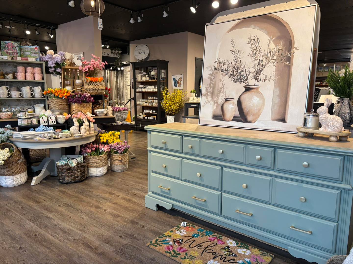 A little colour goes a long way 💚 This green dresser in Acadia Pear by Fusion is the perfect blend of cozy and classic.
#paintitbeautiful #shoplocalsupportlocal #fusionmineralpaint #furniture