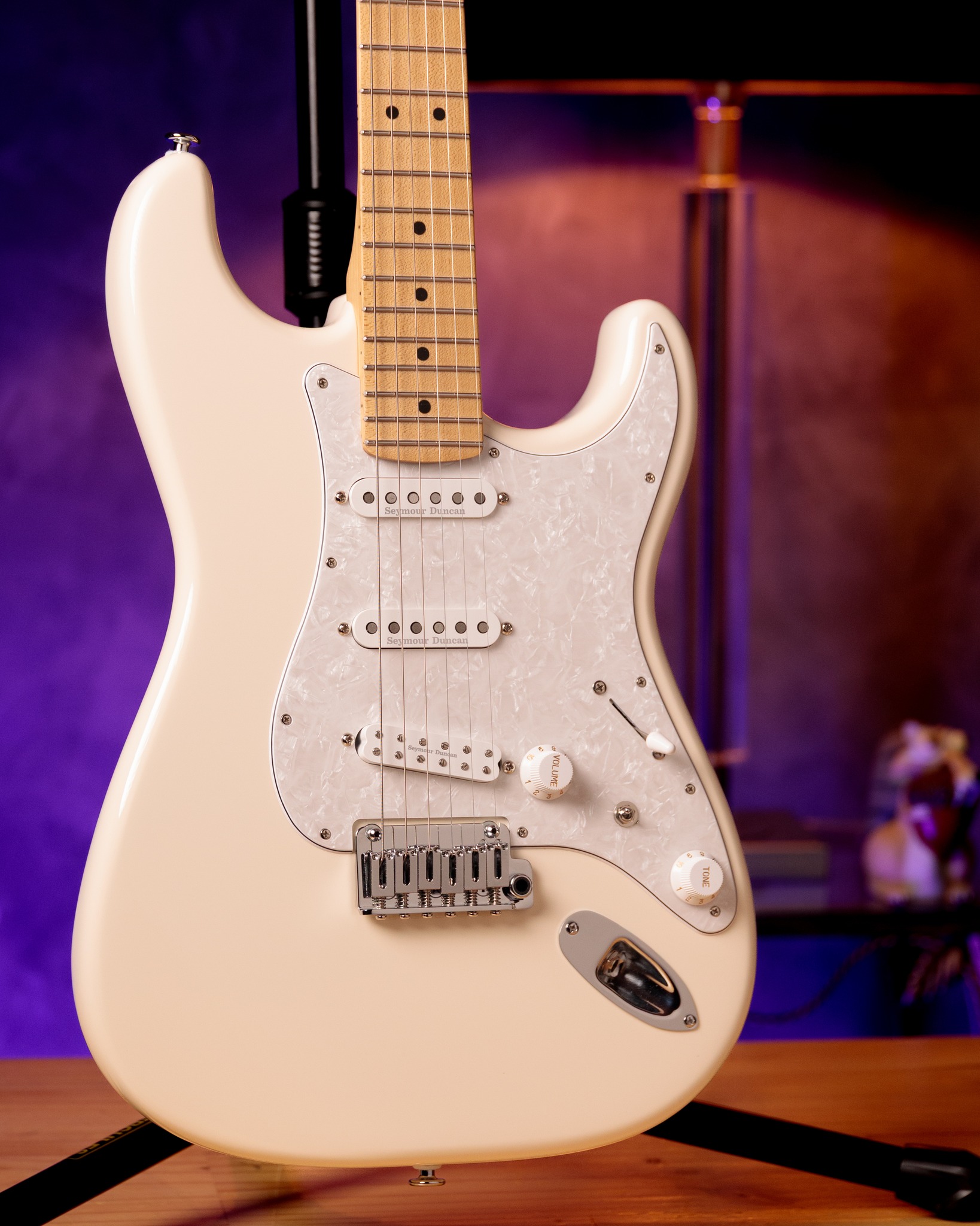 Esta Legend S em Olympic White é o exemplo perfeito do que uma guitarra da Carrozza representa: equilíbrio entre o visual icônico e uma engenharia de som avançada.
Construída com corpo e top em Freijó, o braço e a escala em Maple trazem aquela estabilidade que todo guitarrista exige, garantindo uma resposta rápida e timbres muito bem definidos.
O coração deste instrumento é sua eletrônica versátil. Combinamos o estalo clássico dos Seymour Duncan SSL6 (braço e meio) com o peso e a definição do Little '59 na ponte. Para quem busca ainda mais possibilidades, instalamos uma micro chave de blend, permitindo somar os captadores da ponte e do braço para criar texturas sonoras que fogem do padrão de mercado.
A performance é garantida pelo hardware de elite, com ponte Gotoh 510 e tarraxas Gotoh com trava, oferecendo uma afinação blindada e confiança total em qualquer situação de palco. É uma guitarra de alto padrão, projetada para oferecer um som único e o conforto necessário para horas de execução sem esforço.
Ela está disponível para pronta entrega, pronta para sair da nossa fábrica direto para as suas mãos.
Entre em contato agora mesmo para saber mais e garantir essa Carrozza!
#guitarradeluthier #guitarrahandmade #LegendS #CarrozzaGuitars #OlympicWhite