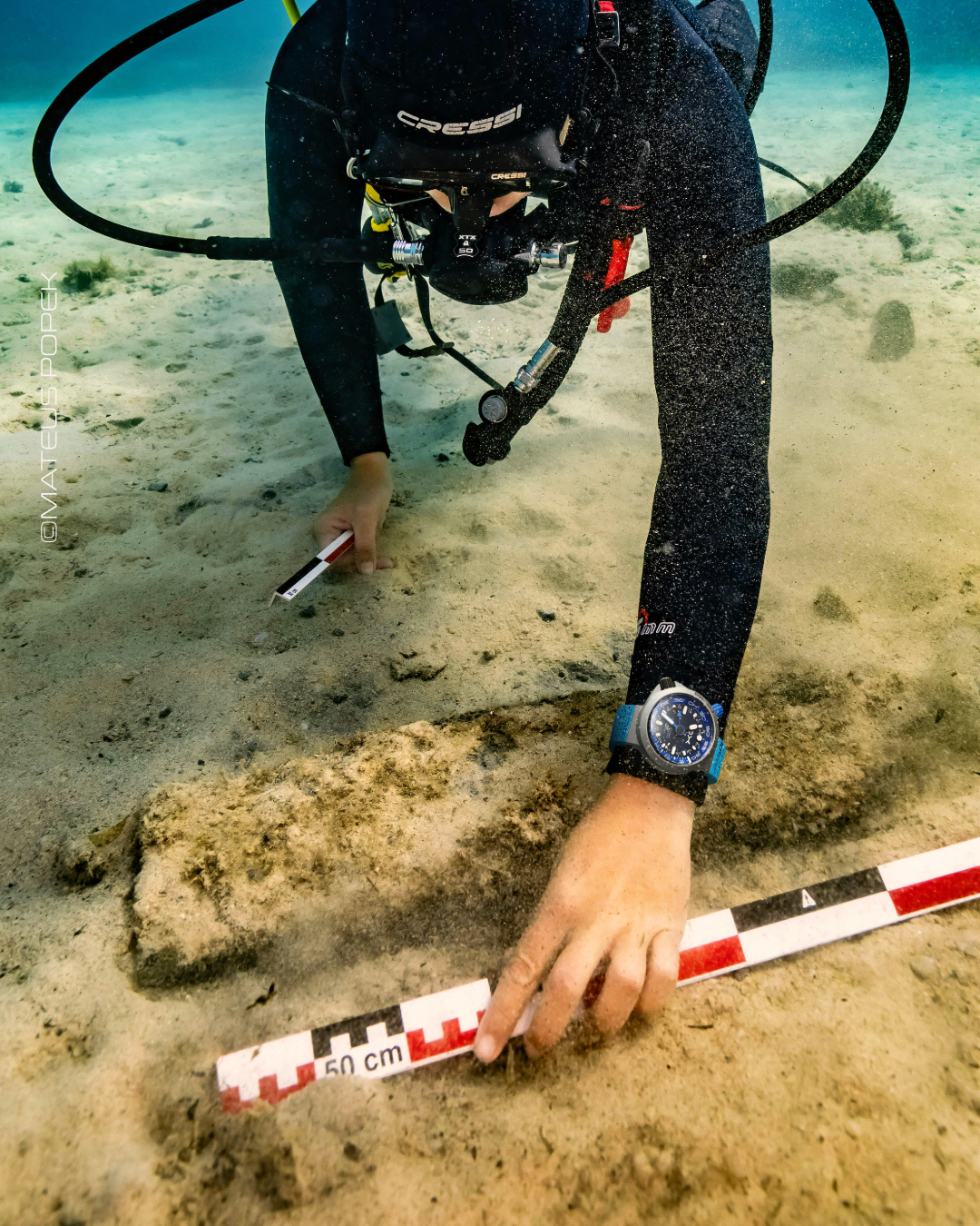 The OX FROG300 GMT is built for explorers — underwater or on land.
Its timekeeping accuracy and true GMT function, with an independently adjustable second time zone, let you set local time instantly in one-hour jumps.
A truly useful feature for frequent travelers.
What about you — do you like to travel?
El OX FROG300 GMT es perfecto para exploradores, bajo el agua o en tierra.
Su precisión y su función true GMT, con segundo huso horario independiente, permiten ajustar la hora local rápidamente en saltos de una hora.
Una función realmente útil para los más viajeros.
Y a ti, ¿te gusta viajar?
#frog300gmt #oxtoolwatches #explorersgear #scubadiversgear