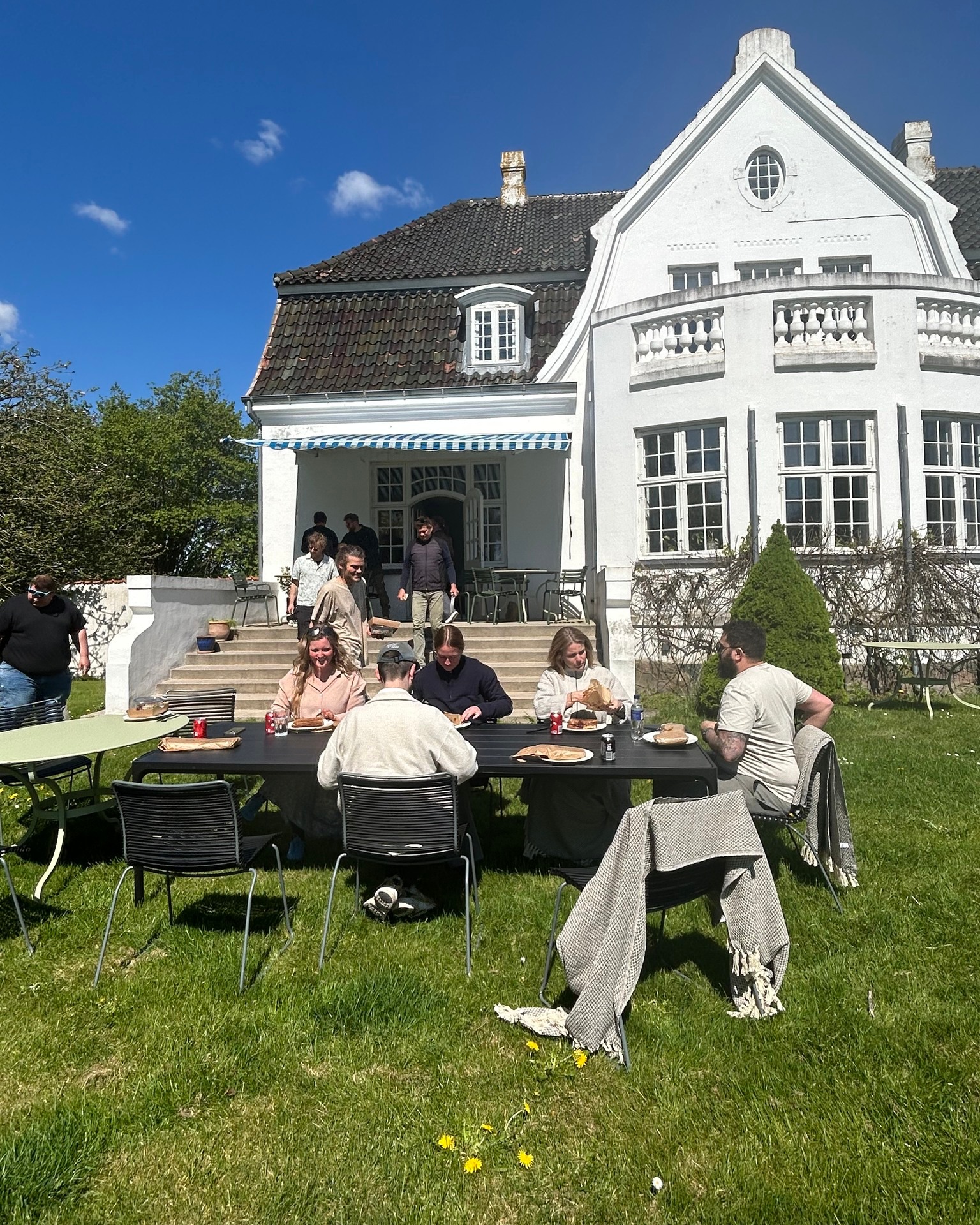 Vi rykkede frokosten ud i haven ved Lehns hus i går. Blandt æbletræer og magnolia🌞