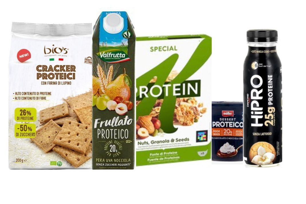 “Proteico”= sano? Non proprio! 👀
Negli scaffali dei supermercati trovi sempre più prodotti con la scritta “alto contenuto proteico”: yogurt, biscotti, barrette, persino gelati. E non sorprende che questi prodotti abbiano ormai anche una collocazione specifica sugli scaffali dei supermercati: segnale che hanno un certo ascendente sui consumatori.
Ma attenzione: aggiungere proteine non trasforma automaticamente un prodotto in sano o dietetico.
👉 Spesso questi alimenti:
❗contengono zuccheri aggiunti o dolcificanti
❗hanno grassi di bassa qualità
❗sono ultra-processati
❗puntano più sul marketing che sulla qualità nutrizionale
💡 Le proteine sono fondamentali, sì. Ma la domanda giusta è: da dove arrivano e in che contesto?
Un prodotto può essere “proteico” e allo stesso tempo:
❌ calorico
❌ povero di micronutrienti
❌ poco saziante
✔️ Meglio puntare su fonti naturali: uova, pesce, legumi, carne magra, latticini semplici.
👉 L’aggiunta di proteine è sempre una scelta giusta?
No. È utile solo se serve davvero a coprire il tuo fabbisogno. Altrimenti è solo marketing ben fatto.
📌 Leggi sempre l’etichetta. Non fermarti alla parola “proteico”.
#alimentazionesana #nutrizione #consapevolezza #spesasana #fitnessitalia #dietaequilibrata #proteico