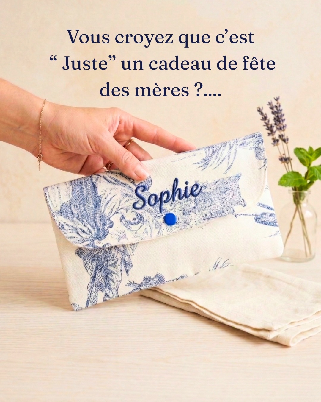 Offrir un cadeau pour la fête des mères, ce n’est jamais anodin.
C’est une façon de dire “je pense à toi” 💞
C’est pour ça que chacune de mes créations personnalisées est pensée pour lui montrer à quel point vous l'aimez.
👉 Venez choisir celui qui correspond à votre maman dans ma boutique
Le lien est dans ma bio @sylvie_creations_toile_de_jouy
.
.
.
#fetedesmeres #cadeaumaman #faitmain #provencealpescotedazur #couturefrançaise