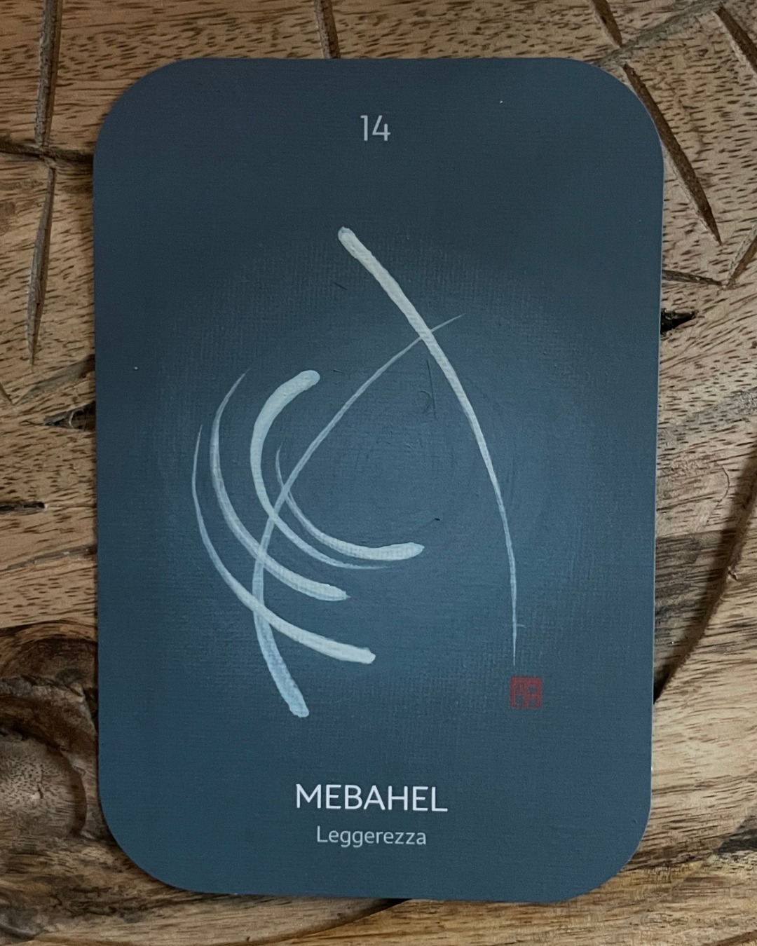 ✨ Angelo 14 — Mebahel
Parola chiave: Leggerezza
Mebahel porta con sé la qualità della leggerezza, un invito a riconoscere che il cammino evolutivo si eleva un passo alla volta, con pace e tranquillità, e che ogni respiro accolto con consapevolezza è già parte del viaggio.
Entrare nel campo di questo angelo significa lasciare che la sospensione diventi forza, permettendo a ciò che si incontra lungo la strada di integrarsi senza affanno, salendo con la fiducia di chi sa che il cielo è già dentro ogni passo.
È un invito a coltivare giustizia e verità come qualità interiori, sapendo che la vera leggerezza nasce dall'equilibrio tra ciò che portiamo e ciò che siamo pronti a lasciare andare.
✨ Dati tradizionali
Coro angelico: Cherubini Giorni di reggenza: 26 – 31 maggio Giorni ulteriori: 17 giugno, 31 agosto, 12 novembre, 22 gennaio, 3 aprile Fascia oraria: 04:20 – 04:40 Gradi zodiacali: 5° – 10° dei Gemelli Elemento: Aria Qualità riconosciute: giustizia, verità, libertà, equilibrio, coraggio
✨ I 72 Custodi di Luce
Ogni cinque giorni di reggenza condividiamo con voi l'Angelo che attraversa il tempo che stiamo vivendo. Secondo la tradizione dei 72 nomi angelici, ogni ciclo porta con sé una qualità della luce diversa, una frequenza che vogliamo invitarti a riconoscere e scegliere di incarnare nella tua Vita.
Le Carte dei 72 Custodi di Luce sono accompagnate da un libro con i messaggi completi di ogni Angelo. Se desideri lavorare con queste energie nella tua pratica personale, puoi trovare le carte sul sito STEFANIAZANI.IT nella sezione CARTE.
Cosa porteresti con te e cosa lasceresti andare se potessi salire un gradino più leggero?
