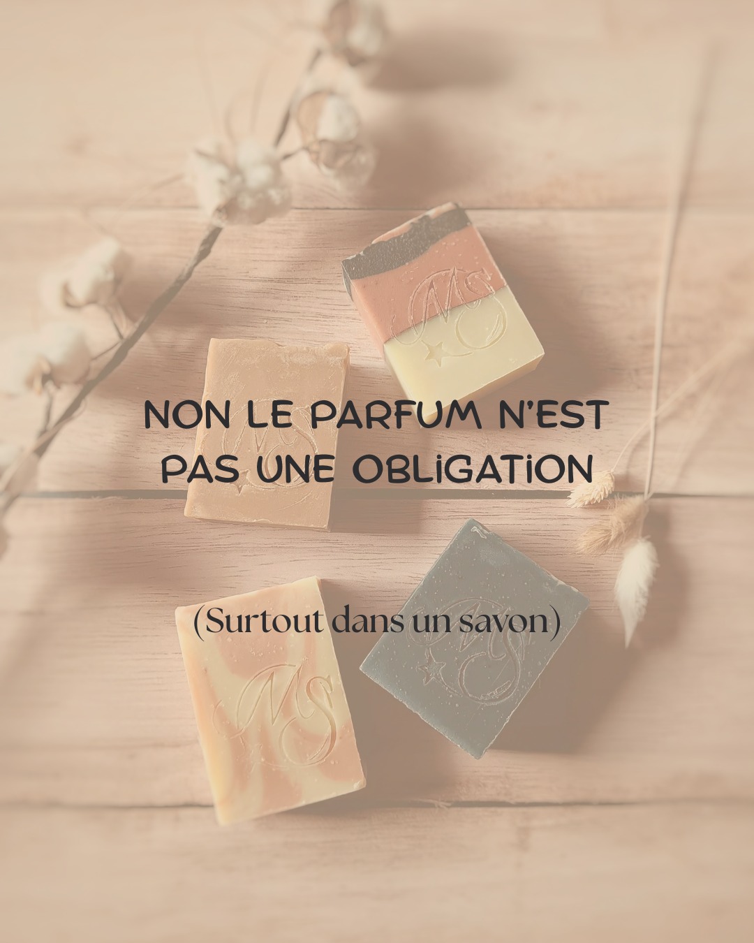Un savon sans parfum n'est pas un savon sans odeur.
Au contraire, c'est un savon qui va laisser s'exprimer les ingrédients qui le composent.
Il va révéler les senteurs douces et subtiles d'une huile d'olive ou d'un beurre de karité brut.
C'est aussi un savon qui va respecter les nez et les peaux sensibles.
Car certains parfums sont composés de molécules allergisantes.
J'ai donc fait le choix de limiter leur utilisation dans mes produits.
Résultat : des produits doux et respectueux.
Et toi, tu préfères les produits parfumés ou les formules plus discrètes?
Dis-le moi en commentaire !
#artisanefrançaise #faitmain #savonnerieartisanale