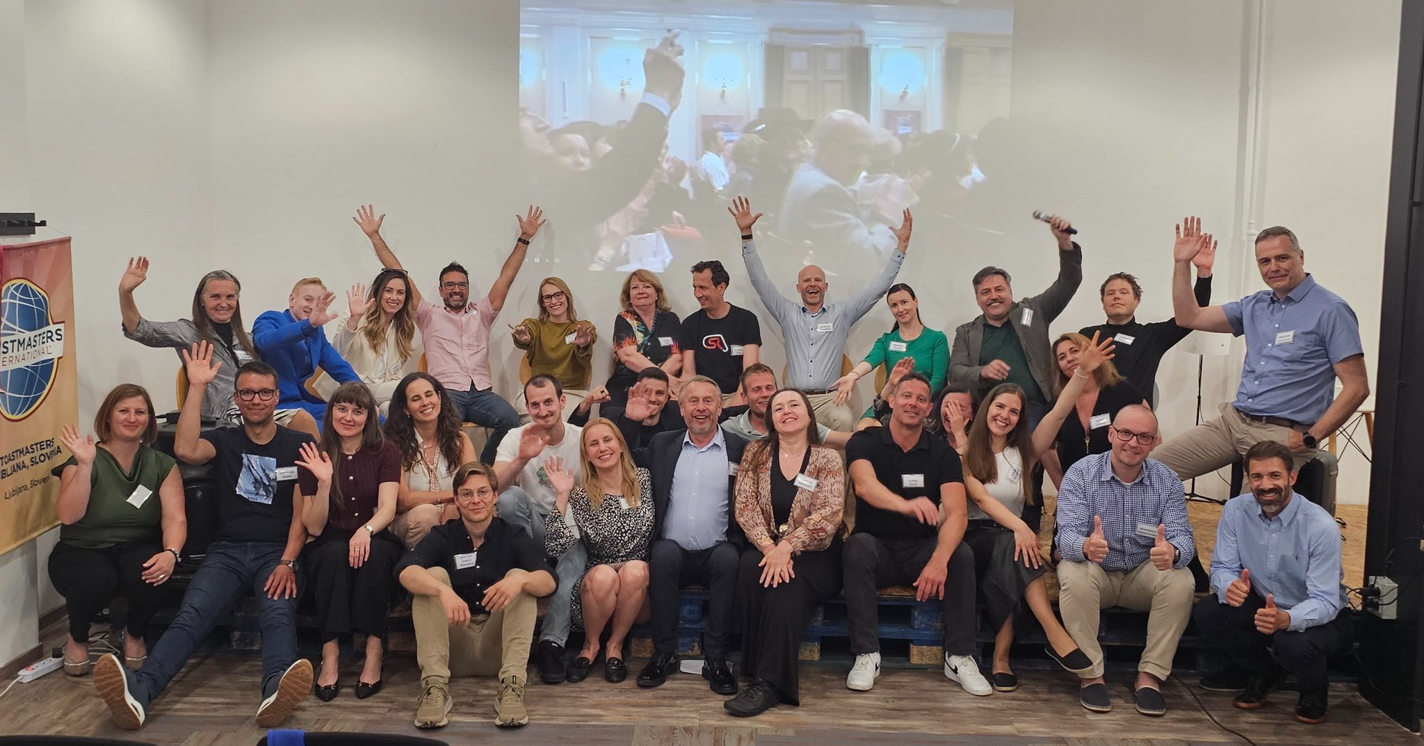 🎉 Še na mnogo let, naš Toastmasters klub! 🎉
Običajno se srečujemo ob četrtkih, tokrat pa smo si v ponedeljek, 4. maja 2026, privoščili še eno dodatno, prav posebno srečanje. Razlog? Naš klub je v teh dneh praznoval svojih prvih 15 let! 🥂
Večer sta suvereno vodila Hanna in Gorazd, voditeljski par, ki je dokazal, da se da imeti stvari pod nadzorom tudi takrat, ko je v prostoru več Toastmasterjev kot prostega časa v urniku.
Obiskala nas je Nina Dušić Hren iz Dobrega stika, ki nas je navdušila s predavanjem. Še lepše pa je bilo vedeti, da se je pravzaprav vrnila med “svoje”: Nina je bila nekoč tudi sama aktivna v skupnosti Toastmasters in članica uprave. Zato je bil njen nastop hkrati navdihujoč, domač in nevarno blizu temu, da bi jo takoj spet vpisali na kakšno funkcijo. 😄
Marija nas je ogrela s plesno točko, Žan pa je poskrbel za glasbeni vložek, da praznovanje ni zvenelo samo kot skupščina zelo zgovornih ljudi. 💃🎶
Posebnost večera? Poleg trenutnega predsednika nas je prišlo pozdravit še 10 nekdanjih predsednikov kluba. Iskreno: ste že kdaj videli toliko še živečih predsednikov na enem kupu? 😄
Nevenka in Jernej sta vodila predstavitev nekdanjih predsednikov, ki so stopili na oder in z nami delili izzive, težave in uspehe svojih mandatov.
Za dodatno tekmovalno napetost sta poskrbela Maja in Rok, ki sta vodila poseben Toastmasters kviz in dva kroga tem omizja. Tekmovale so štiri ekipe s štirimi osebami, zmagovalci Aljaž, Marjan, Jernej in Laura pa so prejeli čokolado.
Za organizacijo pogostitve je bil odgovoren Vladimir — in bodimo iskreni, sploh ni dvoma, da je bil prav to tudi eden glavnih razlogov za tako visoko udeležbo.
Hvala vsem članom, nekdanjim predsednikom, gostom in prijateljem kluba, da skupaj ustvarjamo prostor, kjer rastemo kot govorci, voditelji in ljudje — ter kjer lahko 15 let kasneje še vedno rečemo: “Tole bi morali ponoviti.”
Na prvih 15 let — in še na mnogo novih govorov, aplavzov, pogumnih nastopov, predsednikov, ki bodo mandat preživeli v dobrem stanju, in pogostitev, zaradi katerih se udeležba skrivnostno poveča! 🥳
#Toastmasters #ToastmastersSlovenia #JavnoNastopanje #Vodenje #Komunikacija #15Let #ŠeNaMnogoLet
