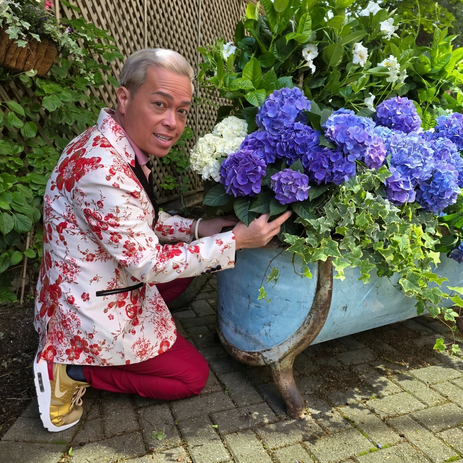 🚨 Catch me LIVE today on WGN Ch. 9 News between 11:38–11:45 AM!
Wait till you see the 125 year old Victorian bathtub I planted out 🌿🛁✨
Today’s segment is all about finding hidden treasures and the art of upcycling in the garden. Sometimes the most beautiful garden pieces are the things people almost threw away 👀
Vintage. Rustic. Unexpected. And honestly… kinda iconic. 😂
Tune in and see how we turned an antique bathtub into a living garden statement piece.
#TuBloom #Upcycling #WGNNews #GardenDesign #VintageGarden