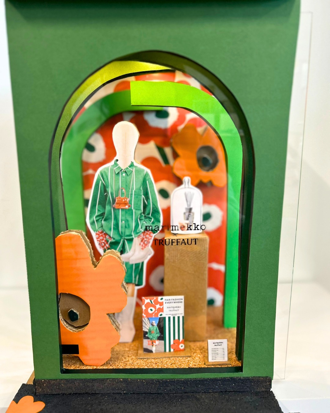 🔎Zoom sur la vitrine : quand le dessin devient espace
Avant d’exister en magasin, une vitrine commence toujours par une idée.
Puis cette idée prend forme… sur le papier.
Aujourd’hui, focus sur le travail de Kevin autour de la collaboration Marimekko x Truffaut, un projet où le dessin et la maquette deviennent les premières briques d’un univers visuel.
✏️ Tout part du croquis :
Comprendre les volumes, tester les équilibres, poser les intentions.
📐 Puis vient la maquette
Traduire l’idée en espace, ajuster les proportions, anticiper la lecture client.
🌸 Enfin, la scénographie prend vie
Un dialogue entre la nature, les couleurs graphiques de Marimekko et l’univers végétal de Truffaut.
Le visual merchandising, c’est exactement ça :
👉 penser avec les mains
👉 construire en volume
👉 raconter avant de vendre
Une vitrine réussie ne montre pas seulement des produits.
Elle raconte une rencontre.
Ici, entre design finlandais et univers végétal, la création devient un véritable terrain d’expression !