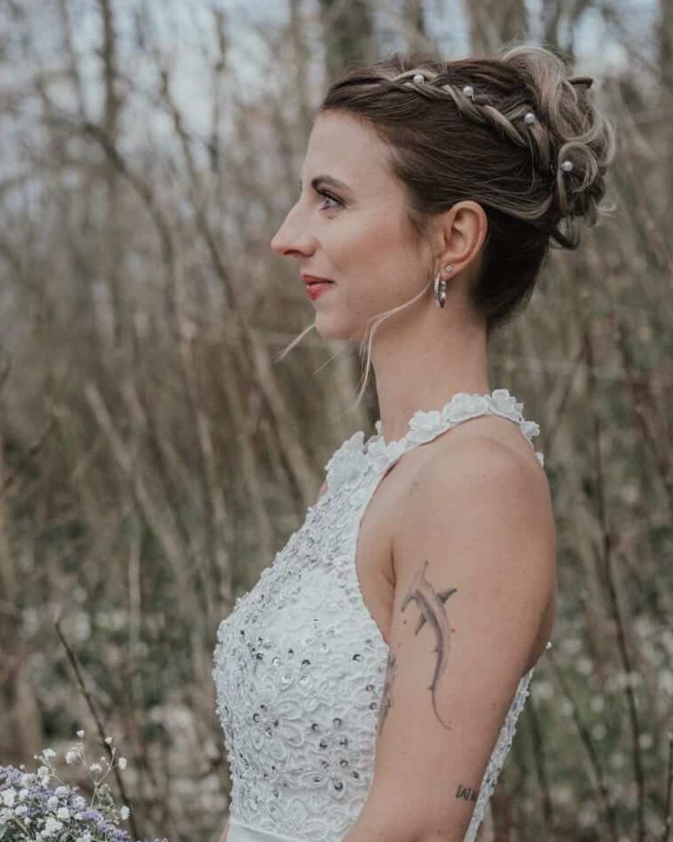 Bridal, but make it effortless.
Dieser Look von Janine zeigt, wie modern Brautstyling heute sein kann: weich gesteckt, natürlich in der Bewegung und mit feinen Details, die nicht überladen wirken.
Locker geflochtene Elemente treffen auf eine entspannte Struktur. Perfekt für alle, die sich an ihrem grossen Tag nicht „verkleidet“, sondern wie sie selbst fühlen wollen.
Clean. Elegant. Und trotzdem mit Charakter.
Ob minimalistisch oder etwas verspielter, wir kreieren Deinen Bridal Look so, dass er zu Dir passt, nicht umgekehrt.
#blackandwhitehair #zürich #bridalhair