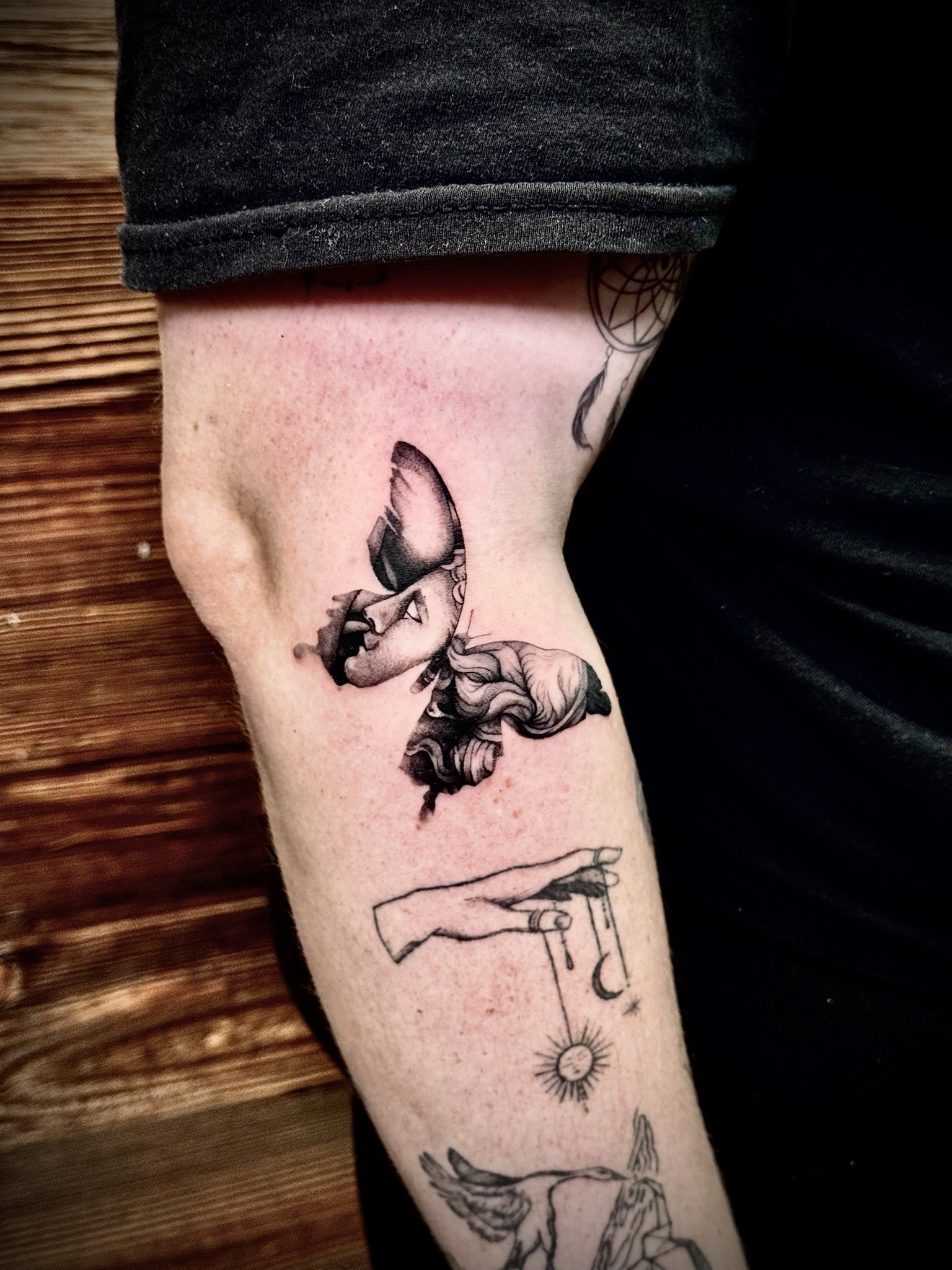 Du siehst ein Tattoo.
Wir sehen eine Entscheidung, die bleibt.🖤
#tattooartist #TattooStudio #inkedcommunity #TattooArtists #tattoolove #tattoolovers #Zeltweg #InkAddict #Tattoostudio #TattooAustria #TattooArt #murtal #Tattoo #Steiermark #TattooInspiration #tattoostudio #tattooinspiration #DCTattoo #BodyArt #tattoovibes