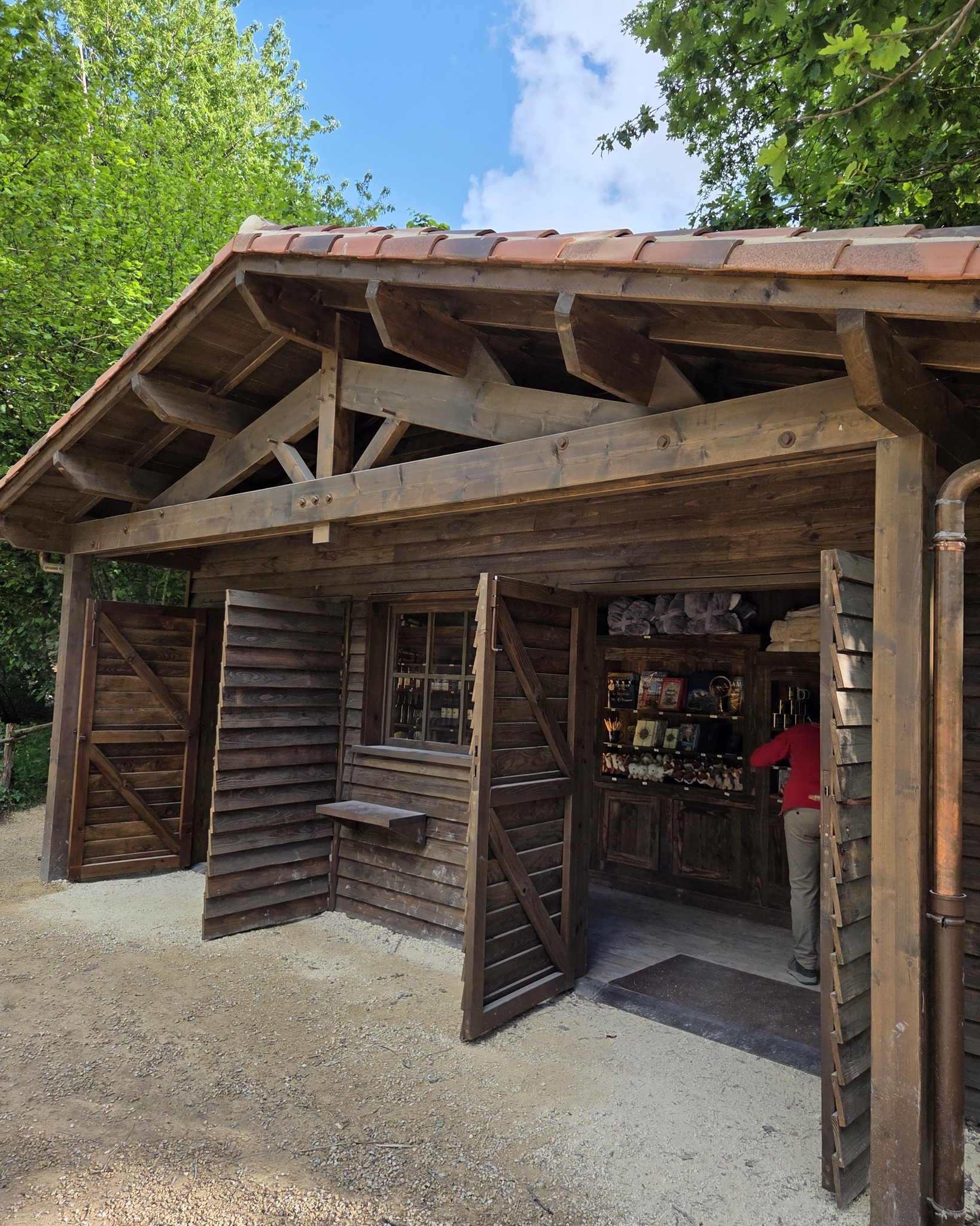 🛡🔴 NEWS : La nouvelle petite boutique en sortie du parcours "Le Mystère de la Pèrouse" est desormais ouverte ! Et quelle bonne idée d'y avoir glissé à l'intérieur les produits emblématiques du Dernier Panache et du Mystère de la Pérousd ! 👌🤩🎻✨️