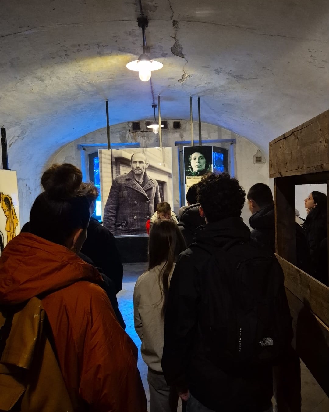 Onlangs brachten we met onze vierdejaars een indrukwekkend bezoek aan Fort Breendonk. Wat ooit een Belgisch fort was, werd tijdens de Tweede Wereldoorlog een plaats van onmenselijk leed en onderdrukking. ๐ฐ
Tijdens de rondleiding stonden we stil bij de verhalen van gevangenen, de harde leefomstandigheden en de impact van haat en uitsluiting. Het was geen gemakkelijke uitstap, maar wel een belangrijke.
Samen reflecteerden we over vrijheid, mensenrechten en de verantwoordelijkheid die we vandaag dragen om zulke geschiedenis nooit te vergeten.