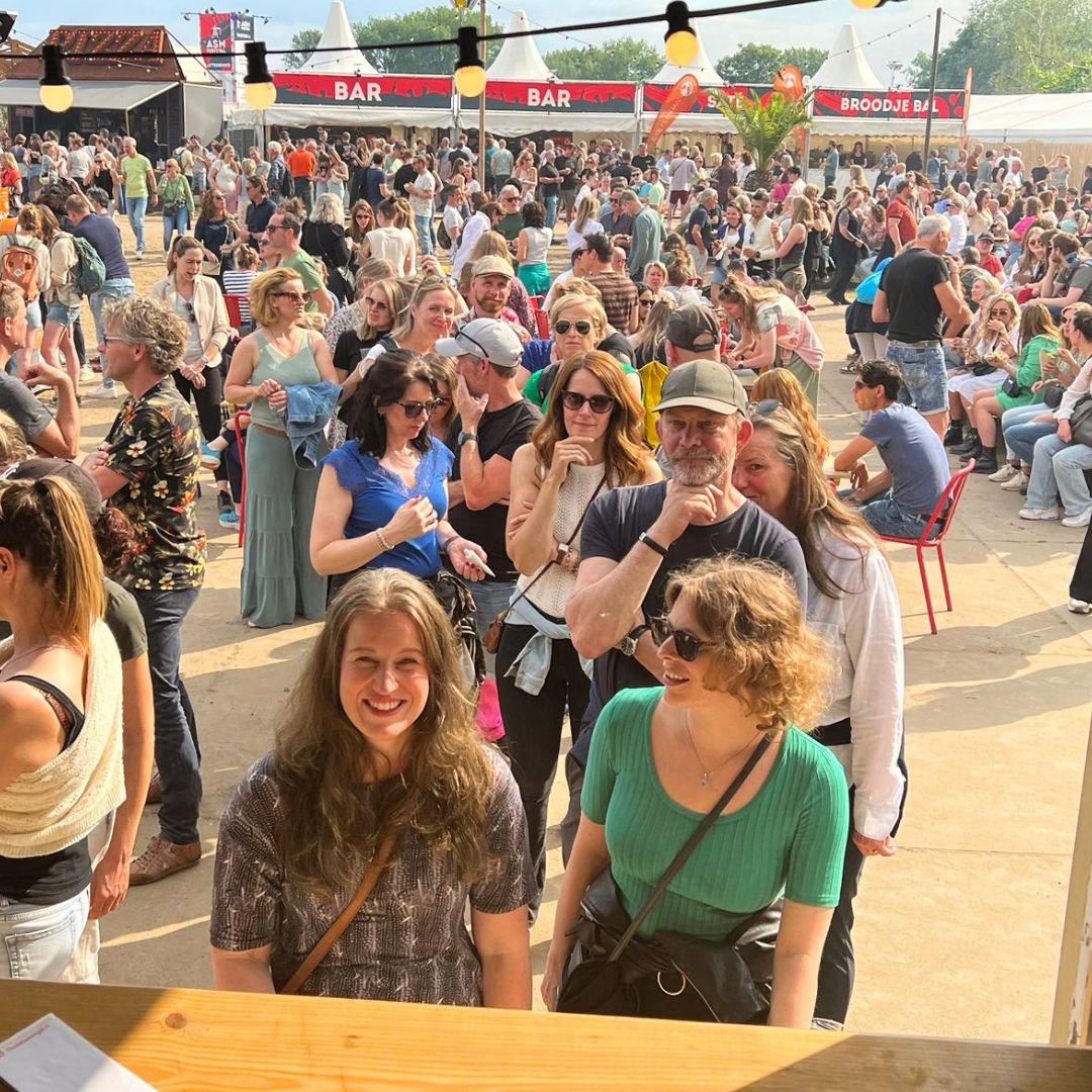 Op zaterdag 9 mei staan we weer op het @asmfestival in Arnhem. We komen hier al jaren en het voelt elke keer weer als thuiskomen ❤
We nemen natuurlijk onze falafelwrap, kebabwrap en vegan kapsalon mee. 🌯
Met optredens van Kensington, Racoon, Bente en Dotan belooft het weer een mooie dag te worden. Er zijn nog een paar tickets verkrijgbaar – wie zien we daar?