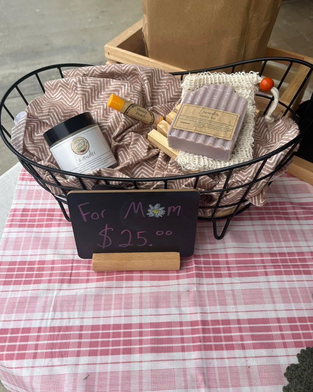 🌸 We’re set up TODAY at Mother’s Day on Main! 🌸
Come shop with Southern Suds & Pastures in front of Treasure City Market on Main Street in DeRidder from 10 AM – 2 PM today!
We’ve brought all your favorites:
🧼 Handmade natural soaps
🫧 Whipped body butter
🌿 Comfrey salve
💋 Natural chapstick
🎁 Gift sets and more!
Everything is made with as many natural and organic ingredients as possible because we believe skincare should be simple, wholesome, and nourishing.
Stop by, smell the soaps, grab a gift for Mom, and support local handmade products! 💛
#SouthernSudsAndPastures #MothersDayOnMain #DeRidderLA #HandmadeSoap #NaturalSkincare #ShopLocal #OrganicSkincare