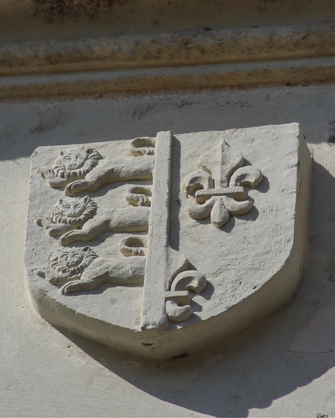 Avez-vous déjà remarqué ce symbole ? 👀
Façades, cheminées et murs sont parfois ornementés des armoiries de la famille de Goulaine. Elles témoignent du pouvoir et de la renommée qu’a pu atteindre cette grande lignée, proche de la cour du roi. Mais en y regardant de plus près, ce blason raconte une histoire plus singulière : on y distingue des léopards, emblèmes de la couronne d’Angleterre, associés aux fleurs de lys, symbole fort de la royauté française. Un détail qui ferait écho au rôle qu'aurait joué Mathieu 1er de Goulaine dans l’apaisement des tensions entre ces deux royaumes.
Deux puissances habituellement opposées, réunies ici sous un même emblème. ⚜️
#tourisme #vignoblenantais #nantes #patrimoine #chateaudegoulaine #histoiredefrance