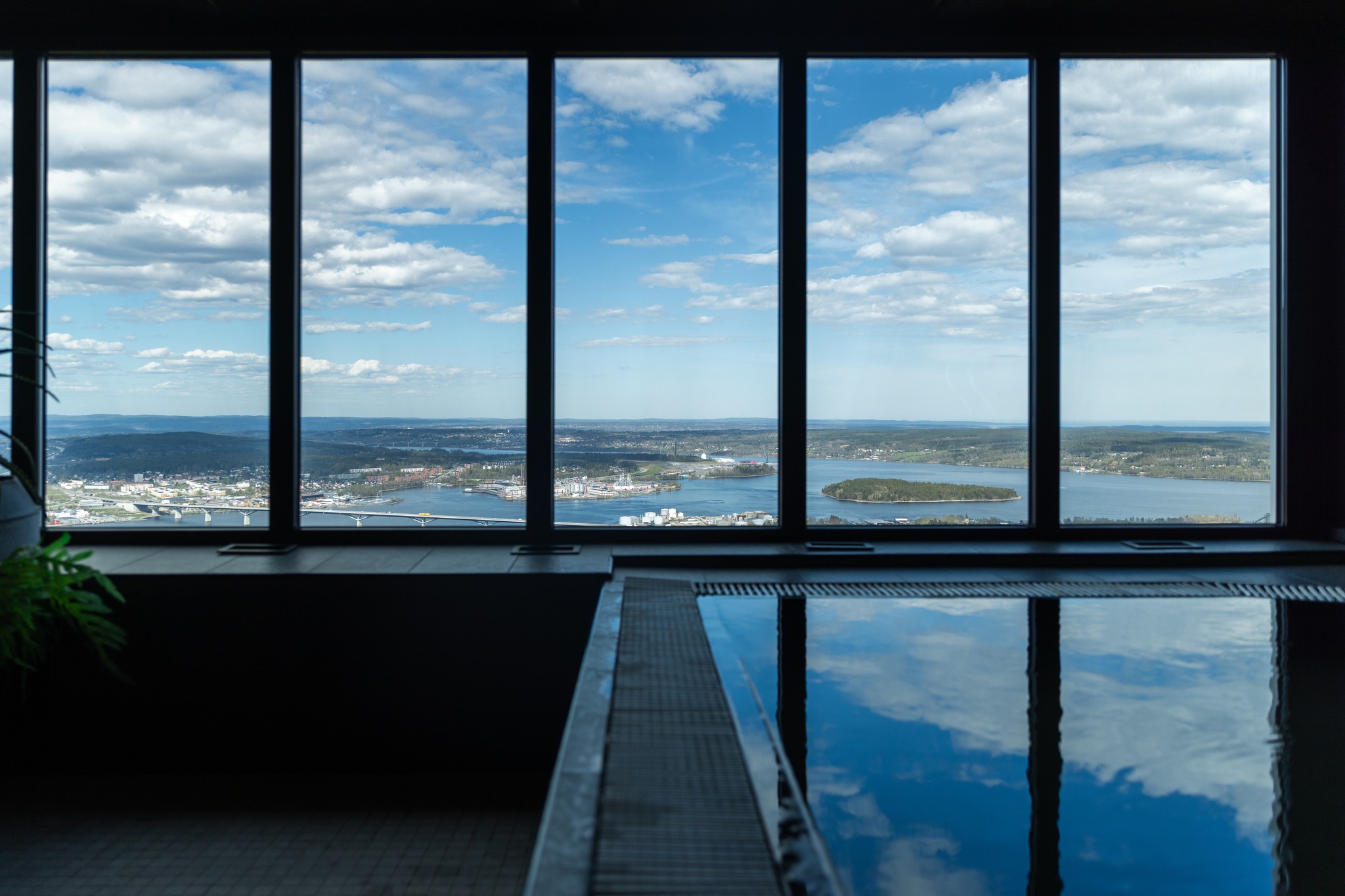 Att vila blicken långt bort har vi ju hört är viktigt ✨
Och med utsikten från VIDA Spa känns det nästan som terapi i sig, eller hur?
Den är ju helt magisk, om vi får säga det själva.
Boka din vistelse nu på www.sodraberget.se
Varmt välkomna till Hotell Södra Berget ❤️