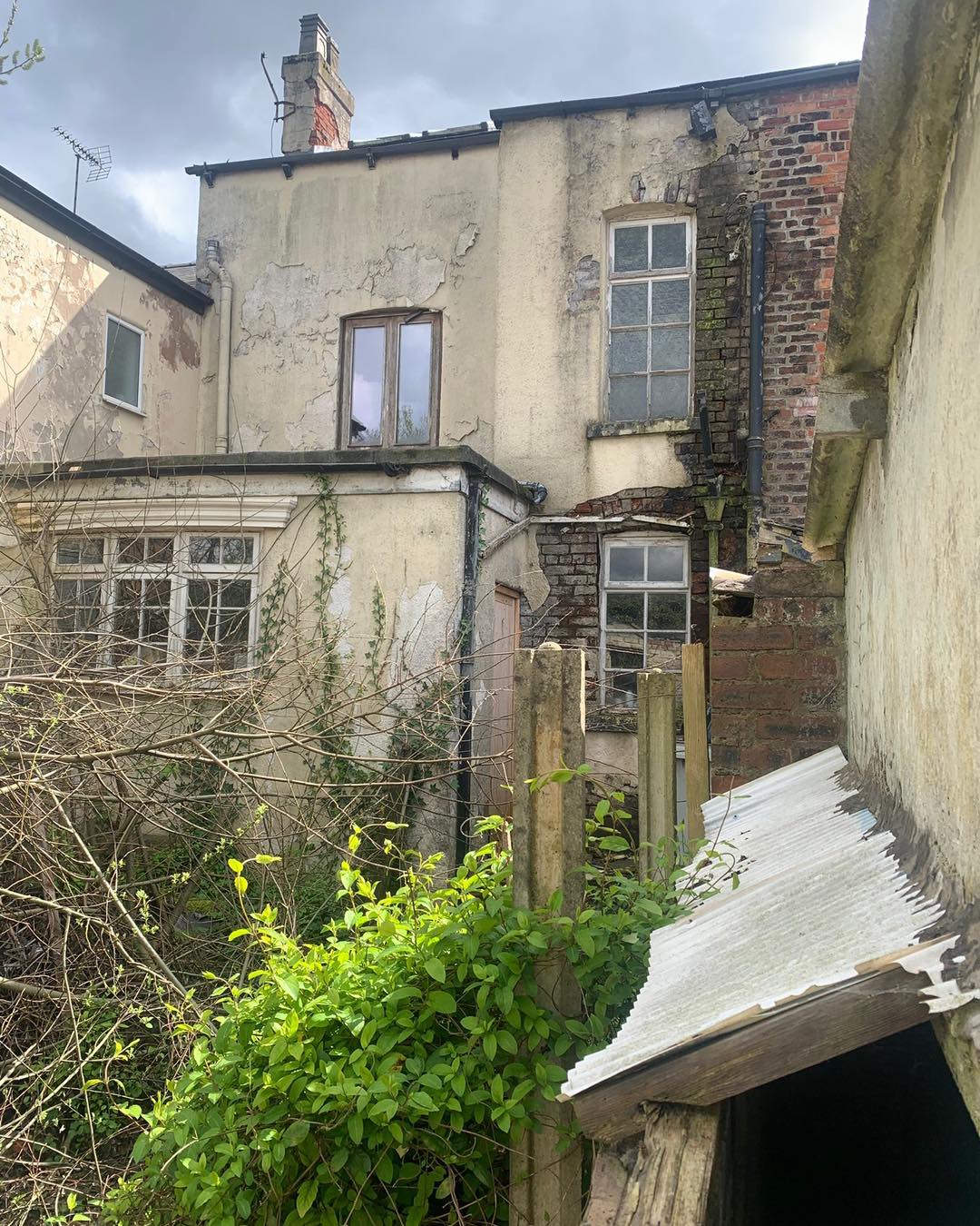 Some recent finds from our hunters 👀
Once you know what to look for… you start seeing them everywhere.
Overgrown gardens 🌿
Boarded or broken windows 🪟
Post piling up 📬
Bins untouched for weeks
Homes that have just been… left.
Every one of these could be an opportunity.
📸 Spot it
📩 Send it in
💸 Get paid
Keep your eyes open — there’s more out there than you think.
#EmptyPropertyHunters #EmptyHomes #UKProperty #SideHustleUK #SpotTheSigns