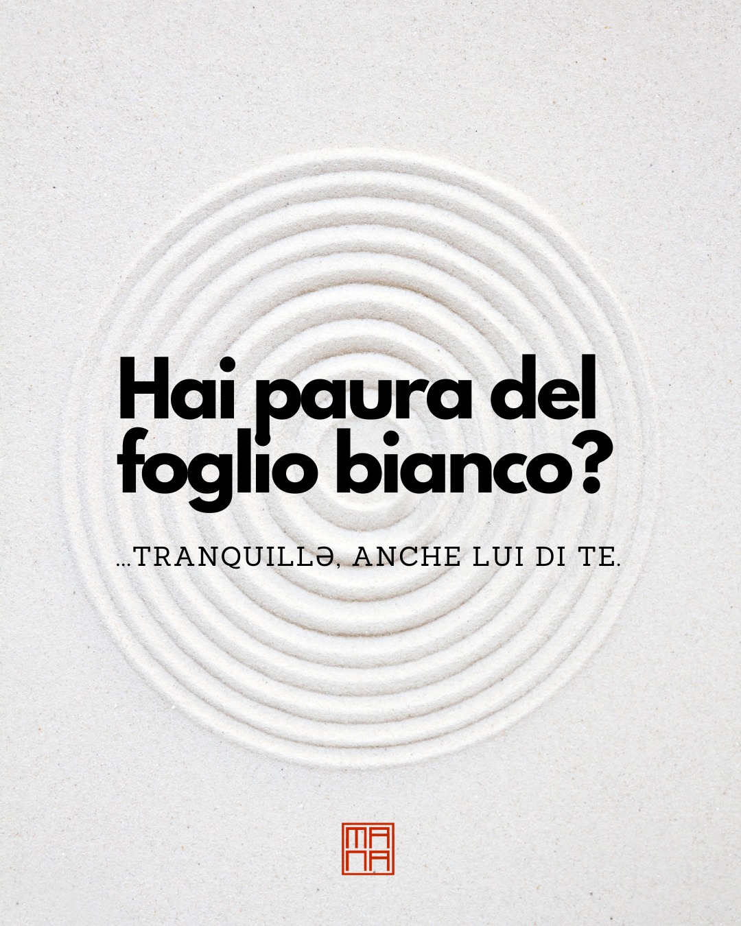 Il foglio bianco ti guarda.
Tu lo guardi.
E parte il duello mentale:
“Cosa ci metto? Da dove comincio? E se rovino tutto?”
Lo chiami “vuoto”, ma in realtà è pieno zeppo delle tue aspettative.
Vuoi fare bene, vuoi che venga qualcosa di bello, vuoi sapere dove stai andando.
Ma il foglio non ha un piano.
Non ha fretta.
È lì solo per farti da specchio.
E se davanti al bianco tremi, è perché non sei abituatə a stare senza copione.
Senza risultato.
Senza giudizio (o almeno senza applausi).
Il foglio bianco non ti giudica.
Ma se lo sfidi con la mente piena,
ti risponde con un silenzio più rumoroso del tuo ego.
Tranquillə. Anche lui ha paura di te.
#zenpainting #pitturazen #meditazione #sumi_ink #sumie