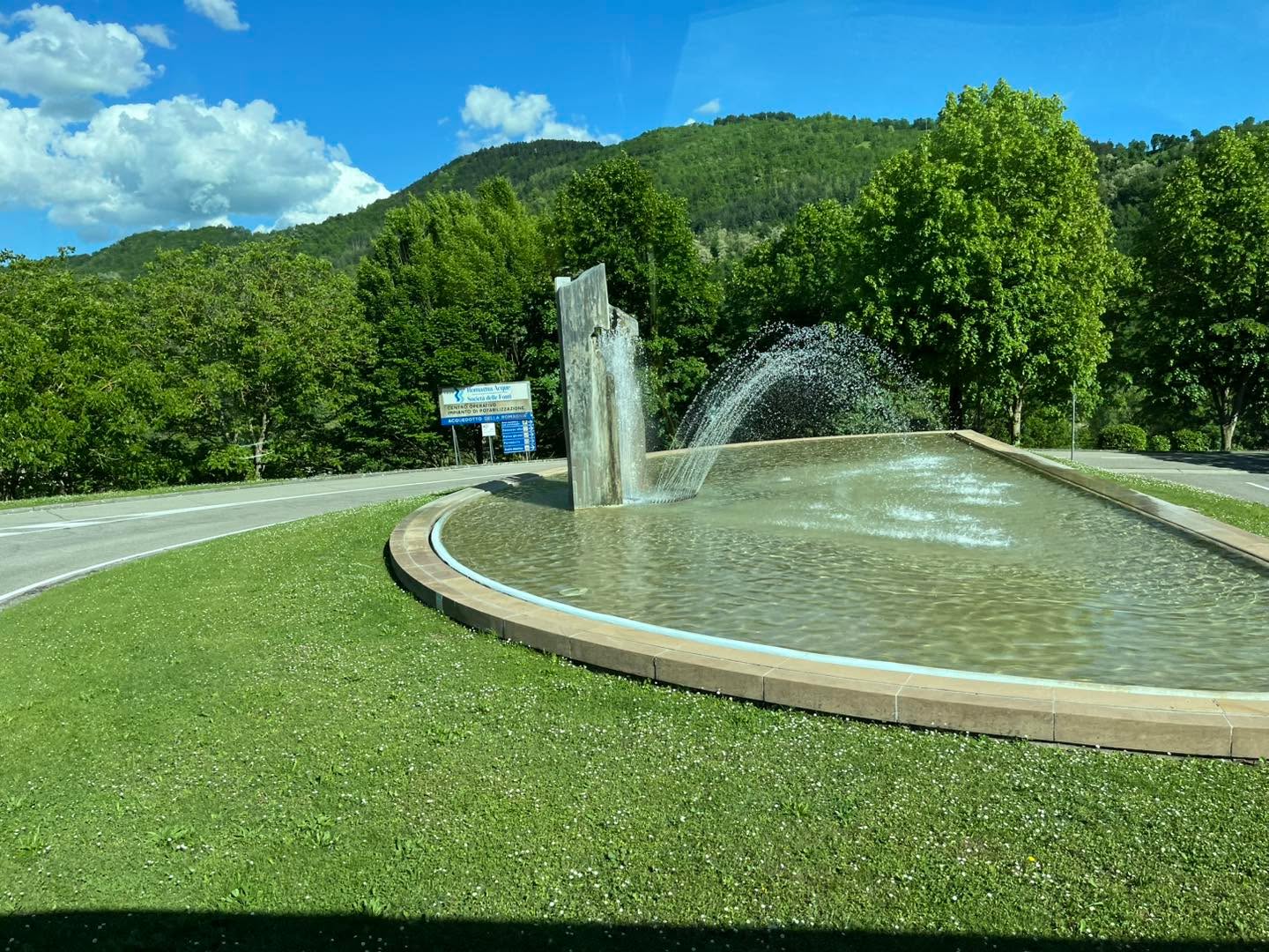 Visita alla Diga di Ridracoli
Gli studenti dell’ITT Marconi sede di Sarsina sono stati accolti dal Referente Piero Lungherini nella sede di Capaccio per visitare il centro operativo di Romagna Acque - Soc. delle Fonti.
Successivamente la visita è proseguita alla Diga di Ridracoli e al museo IDRO
Intermezzo per pausa pranzo presso il ristorante il Molino.
Questo è il secondo anno e si procederà in continuità con questa esperienza di conoscenza del territorio, delle realtà della nostra montagna: Come impatta una buona gestione del territorio e quali risvolti comprende,
Conoscere per difendere e tutelare i nostri elementi più preziosi : la tutela dell’acqua è vita 💦
Oggi, i nostri ragazzi hanno ricevuto un messaggio che li aiuterà nella loro crescita e formazione .
Grazie Romagna Acque per il tempo che viene riservato alle scuole ‼️ #vallesavio #studenti #ValleDelSavio