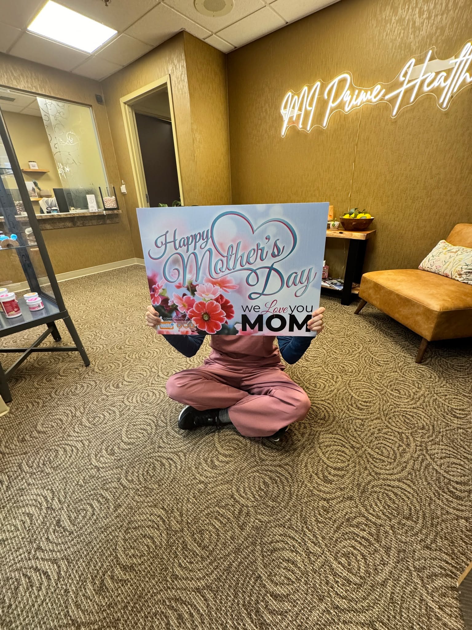 Hey pssst... pssssstttt..... Mother's Day is 4 days away.