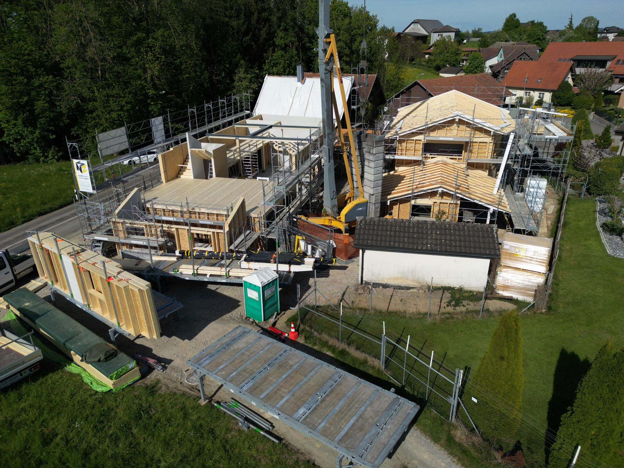 Projektupdate von unserem Grossprojekt 🏡
Unsere Baustelle in Oberstetten SG nimmt immer mehr Form an. Dank des wunderbaren Wetters konnten die ersten beiden Etappen bereits erfolgreich aufgerichtet werden: Das Einfamilienhaus, die verschiedenen Garagen sowie die Werkstatt stehen inzwischen. 💪
Einmal mehr konnten wir uns auf unsere präzise Planung, saubere Vorfertigung und eingespielte Abläufe verlassen. Alle Elemente wurden bei uns im Betrieb vorbereitet, bevor sie termingerecht auf die Baustelle geliefert und montiert wurden. 🪚
Der nächste Meilenstein folgt in der kommenden Schönwetterphase: Dann werden die beiden Wohnungen über der Werkstatt aufgerichtet. ☀️
Parallel dazu laufen aktuell die Fensterarbeiten. Anschliessend starten wir mit dem Innenausbau, wodurch das Projekt auch im Innern immer konkreter und sichtbarer wird. 🔨
Dank präziser Planung und gelerntem Handwerk entsteht nach und nach ein kompletter Lebens- und Arbeitsraum. 🙌 Mehr Einblicke folgen bald. 👀
