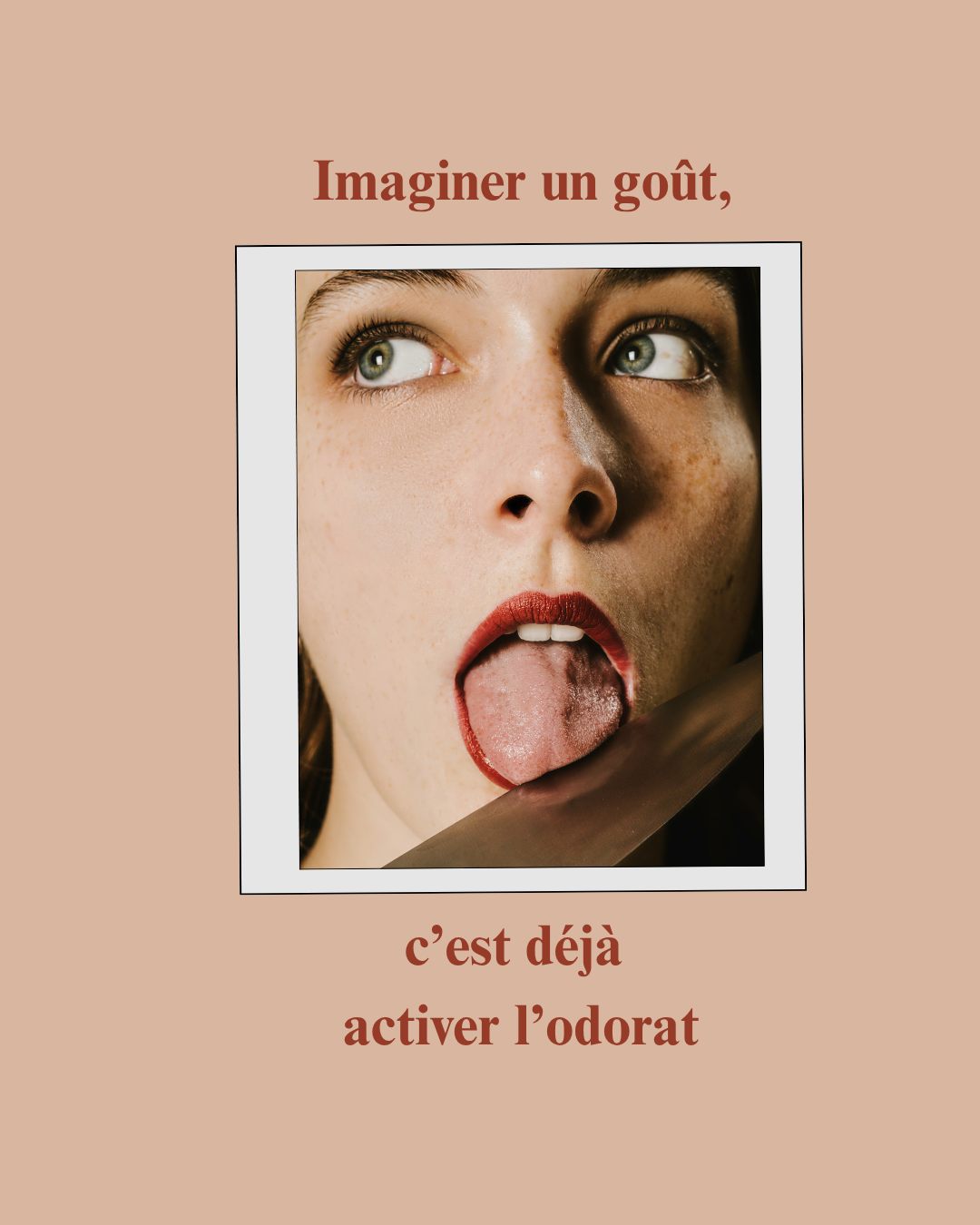 Et si imaginer un goût pouvait réellement réactiver l’odorat ?
Notre cerveau ne traite pas les sens de manière isolée. Goût, odorat, texture, température : ils convergent dans un même réseau, notamment au niveau du cortex orbitofrontal, pour créer ce que l’on appelle la perception aromatique.
Fermez les yeux. Imaginez un citron.
Très vite, quelque chose se passe : la salivation apparaît, l’acidité “monte”, la pulpe semble presque perceptible sur la langue.
Ce n’est pas une illusion au sens trivial. C’est un mécanisme neurocognitif documenté : l’imagerie mentale sensorielle active, de manière “top-down”, des zones cérébrales proches de celles mobilisées lors de la perception réelle. Autrement dit, imaginer une sensation, c’est déjà en réactiver une partie.
Cette capacité repose sur notre mémoire olfactive et gustative. Chaque odeur, chaque goût, chaque texture laisse une empreinte. Et ces empreintes peuvent être rappelées, stimulées, entraînées.
Dans les troubles de l’odorat et du goût (anosmie, hyposmie, parosmie), cette propriété devient un levier thérapeutique. En sollicitant volontairement l’imaginaire sensoriel — en “goûtant mentalement”, en évoquant une odeur, une sensation en bouche — on réengage progressivement les circuits neuronaux. C’est un travail de plasticité, de rééducation, de reconnexion.
La langue, ici, n’est pas un geste provocateur.
Elle symbolise l’origine de notre exploration sensorielle : goûter, toucher, ressentir… bien avant de nommer.
Réapprendre à sentir, c’est parfois commencer par imaginer.
Et réactiver, en profondeur, une mémoire sensorielle que le corps n’a jamais oubliée.
#olfactothérapie #Anosmie #anosmie #anosmieorg #anosmiecovid #kinez #baldesâmesolfactostimulation