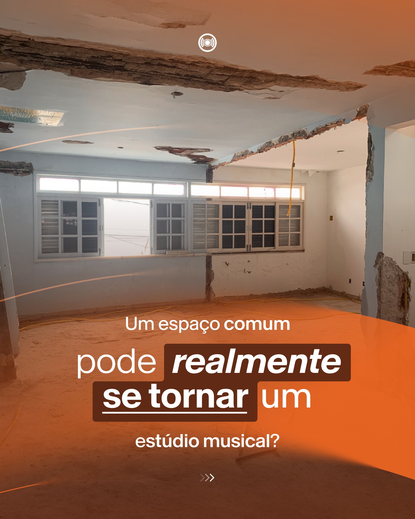 Projetar um estúdio em um espaço já existente não é procurar o cenário perfeito,
mas entender até onde a técnica pode seguir de forma responsável. Desde o começo,
é preciso que haja diálogo entre a arquitetura, a estrutura e o uso real do ambiente.
O Colaboraê(@colaborae )mostra que escolhas bem conduzidas transformam limitações em identidade. Quando a acústica é parte do projeto, e não apenas tentativa de correção, o espaço se transforma em um ambiente funcional para apoiar a criação artística com qualidade, conforto e intenção.
Projeto acústico: @arq_felipe_paim e @deborabarretto
Obra: @atermoacustica