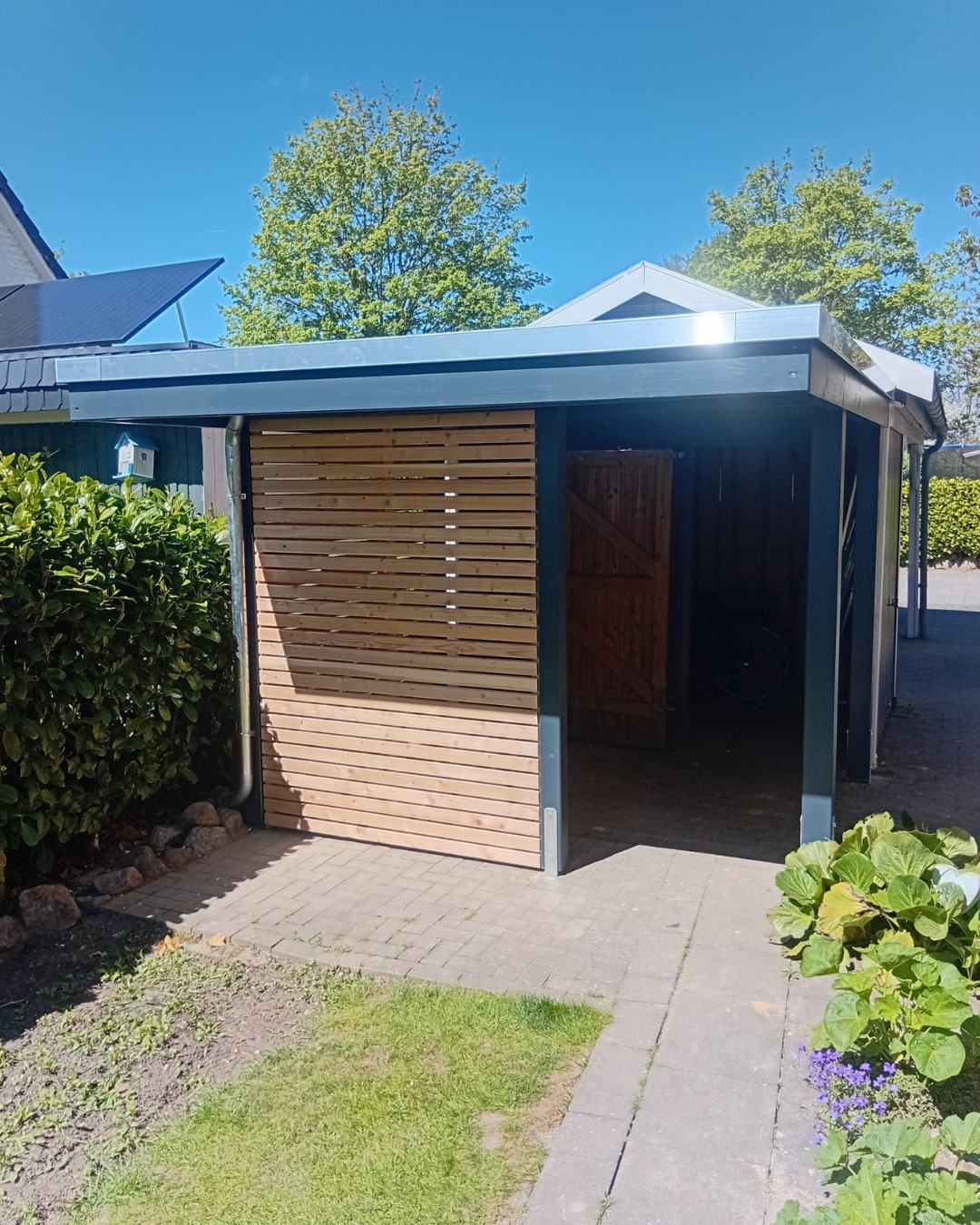 Fahrradunterstand KLARE LINIE.
Unsere KLARE LINIE Produktserie umfasst vor allem Carports, Gartenhäuser, Mülltonnenboxen und Zaunsysteme. Da bei uns jedes Produkt individuell gefertigt wird, können wir natürlich auch immer auf die Wünsche unserer Kunden eingehen.
Hier wurde ein Unterstand im Stil unserer KLARE LINIE Produkte angefragt, den wir ganz nach Kundenvorstellung realisiert haben: individuelle Abmessungen, Wandelemente, Pfostenpositionierung und ein Vordach.
Wie gefällt dir das?
#unterstand #fahrradunterstand #freeseholz