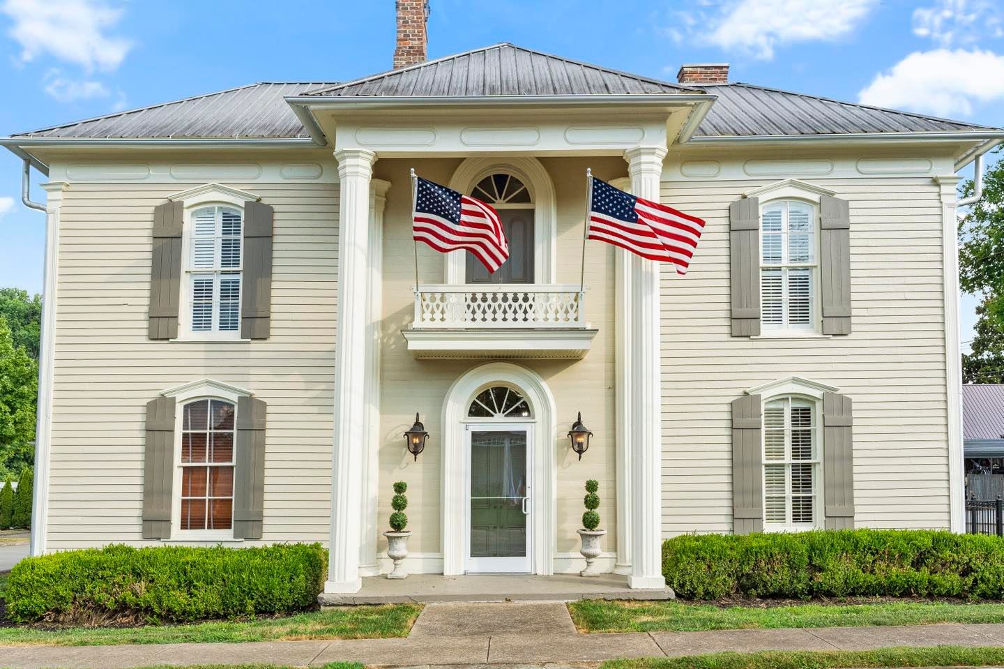 Looking for somewhere to stay in Lynchburg?
In the heart of downtown Lynchburg sits Miss Elizabeth’s Place!🏡
Within walking distance to everything you’ll want to see in Lynchburg, staying at Miss Elizabeth’s place is ideal for doing Lynchburg right! 🌼
#LynchburgTN #VisitLynchburgTN #Tennessee #tennesseewhiskey #lynchburg