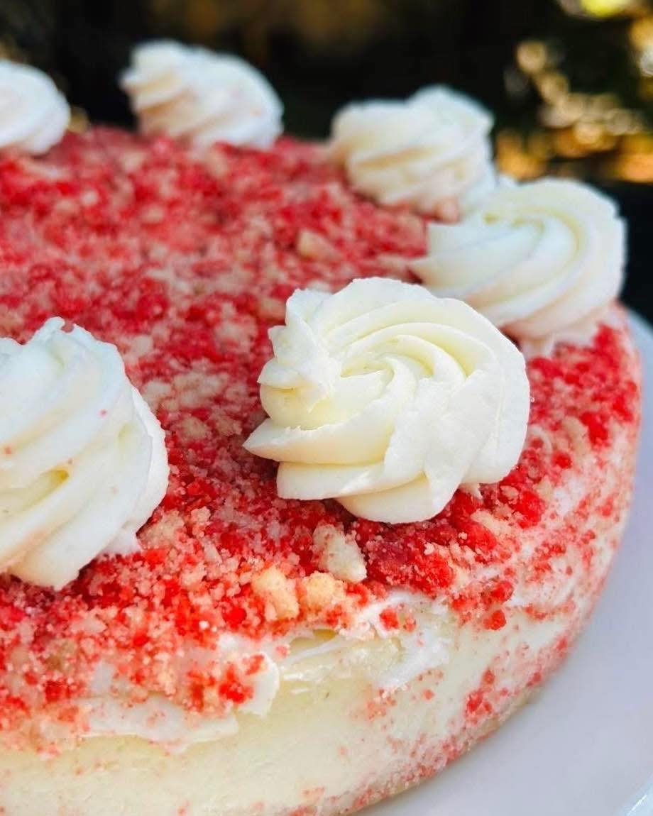 ‼️LAST CALL Strawberry Shortcake Cheesecake! Enjoy a slice at all Sidewall Pizza locations while supplies last! We’ll debut a new flavor this Fri May 8!
🍓Vanilla cheesecake swirled with strawberry jam on top of gluten free shortbread crust. Finished with strawberry shortcake crumble & sweetened whipped cream cheese on top! Gluten free!
#strawberry #cheesecake #glutenfree #gvltoday #greenville360