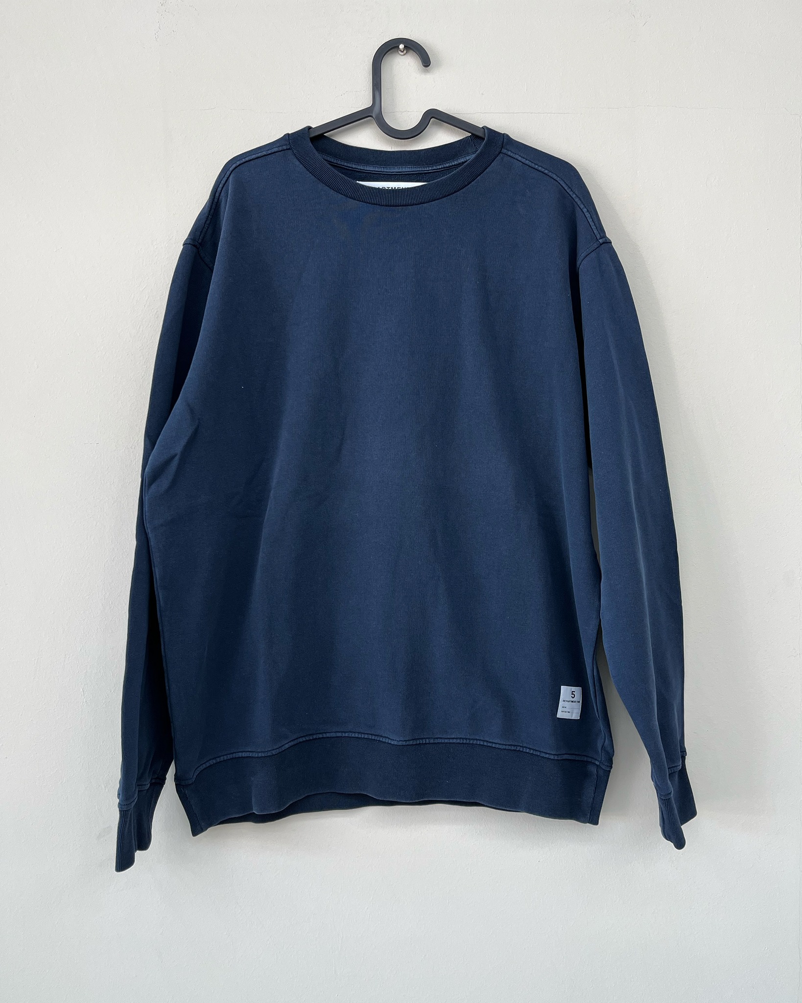 Felpa girocollo Department Five, versione navy.
Colore blu profondo, con costruzione classica crewneck: collo, polsini e fondo a costine per una vestibilità stabile. Realizzata in cotone felpato, offre comfort, traspirabilità e buona resistenza all’uso.
Logo stampato sul retro e etichetta applicata sul fronte aggiungono un dettaglio distintivo, mantenendo uno stile pulito e versatile.
Un capo quotidiano, semplice ma curato.
🛒 Disponibile sul nostro shop on-line oppure in Store
💬 Contattaci per qualsiasi informazione o dettaglio che vuoi sapere
#departmentfive #navysweatshirt #crewneckstyle #casualwear #essentialsty